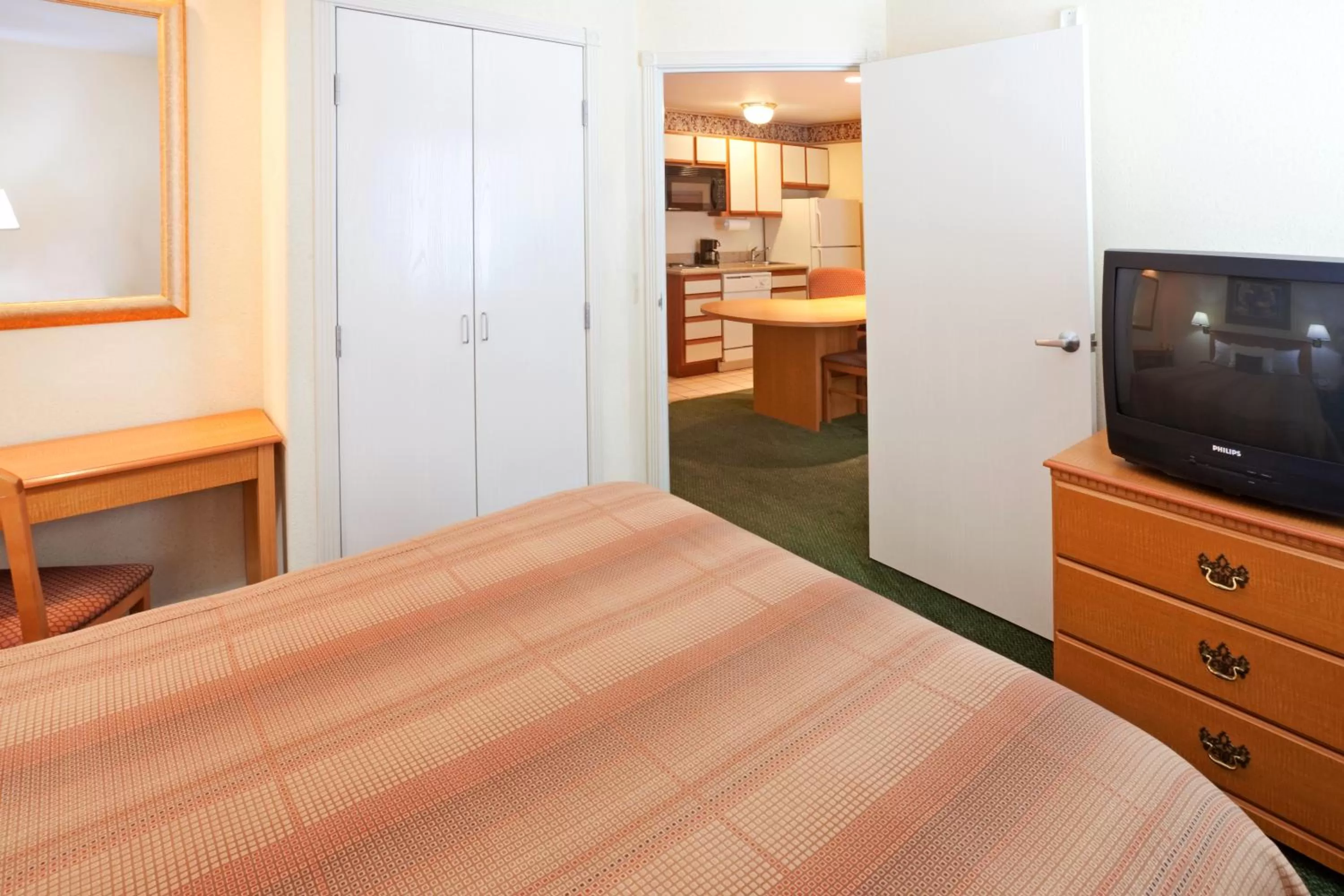 One-Bedroom Queen Suite in Candlewood Suites Tyler, an IHG Hotel