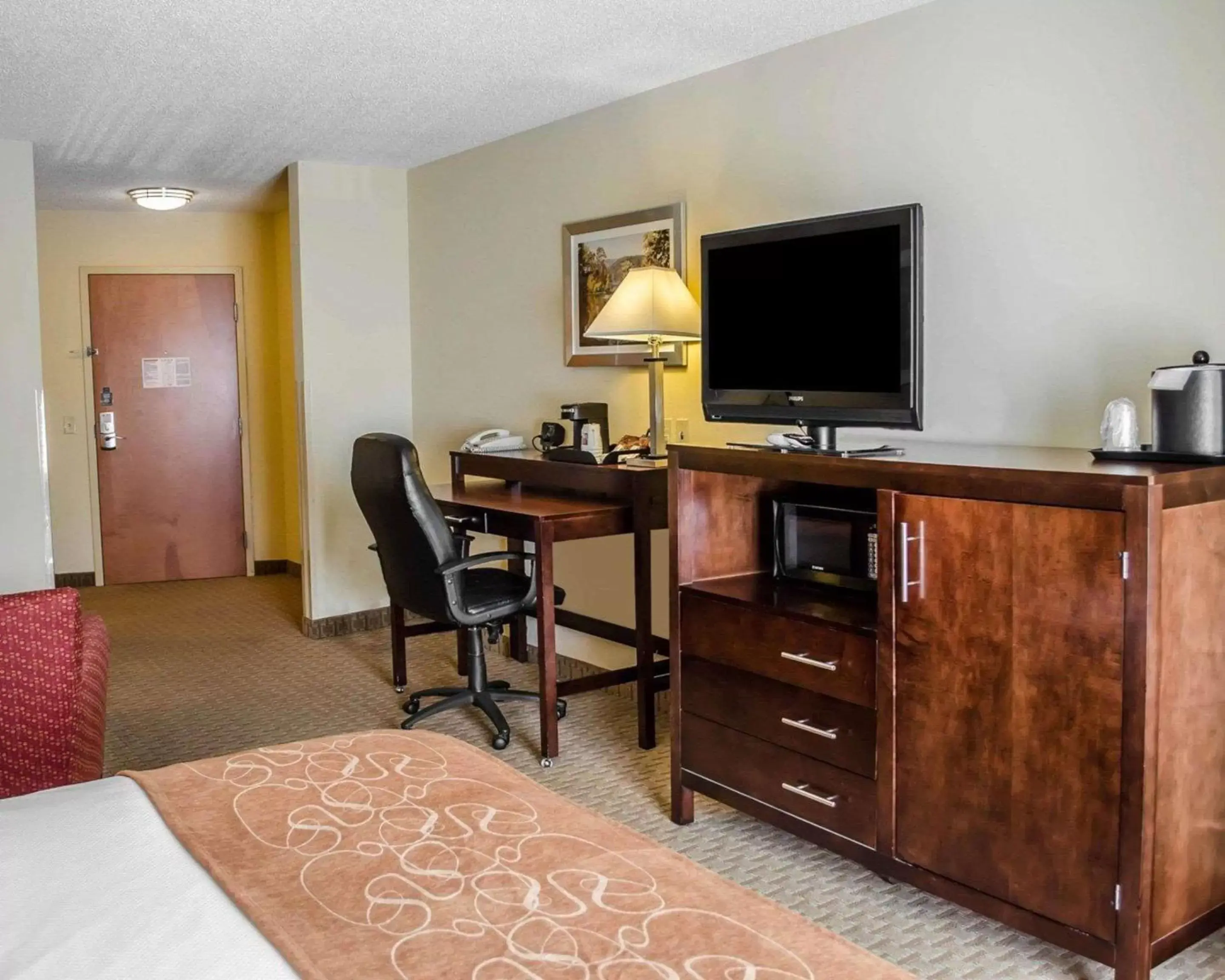 Photo of the whole room, TV/Entertainment Center in Comfort Suites Hummelstown