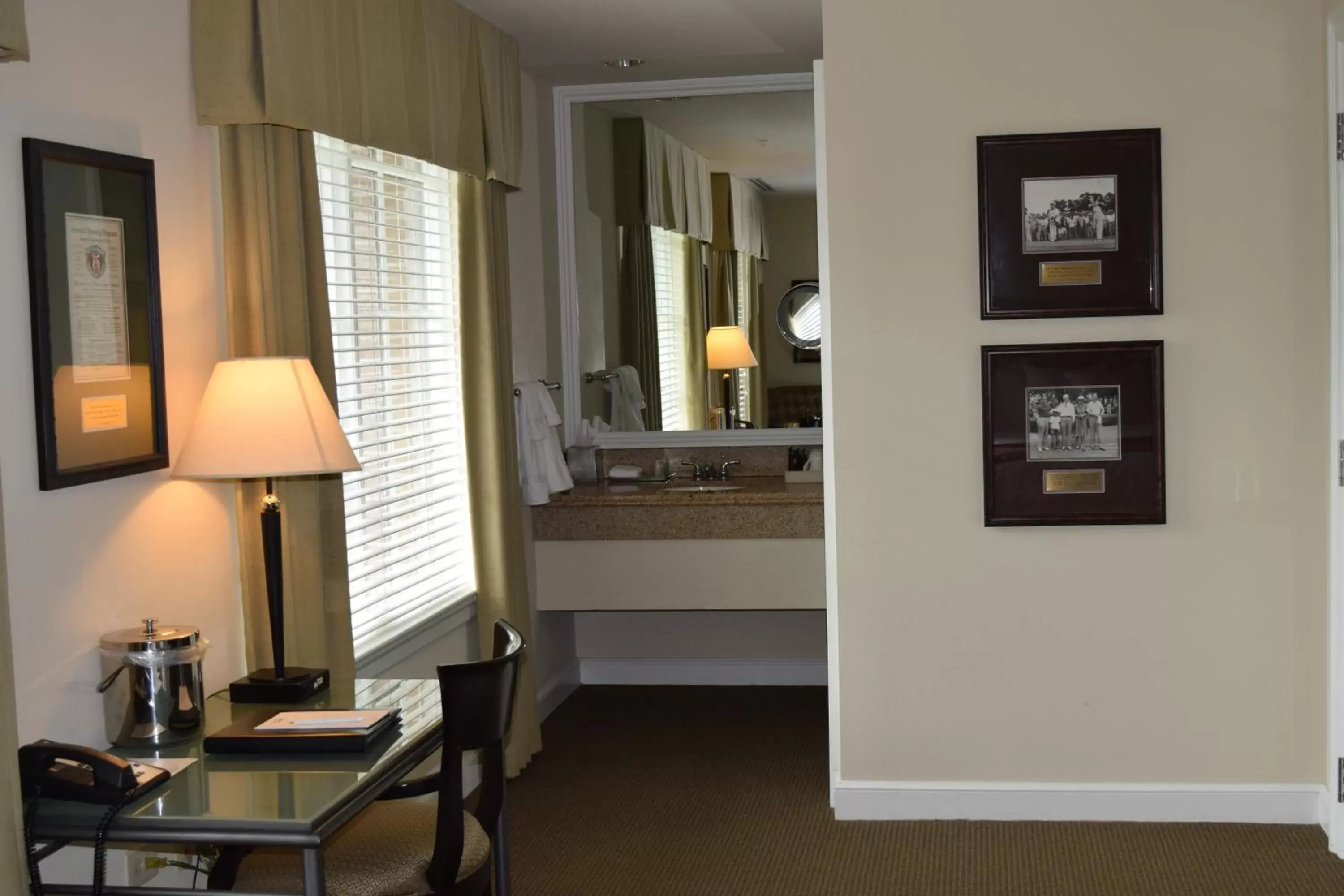 Bathroom, Kitchen/Kitchenette in The Glen Club