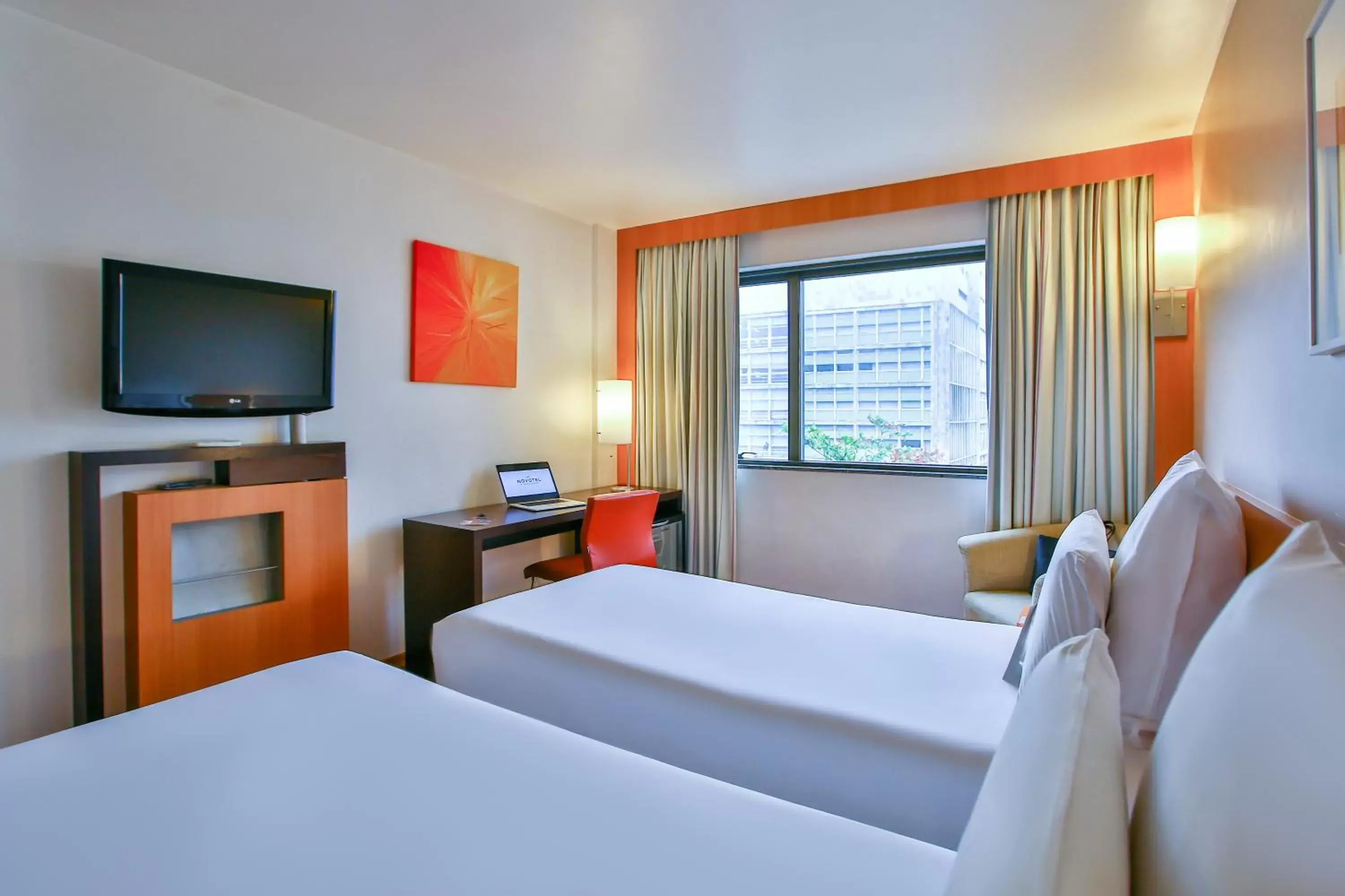 Bedroom, TV/Entertainment Center in Novotel RJ Santos Dumont