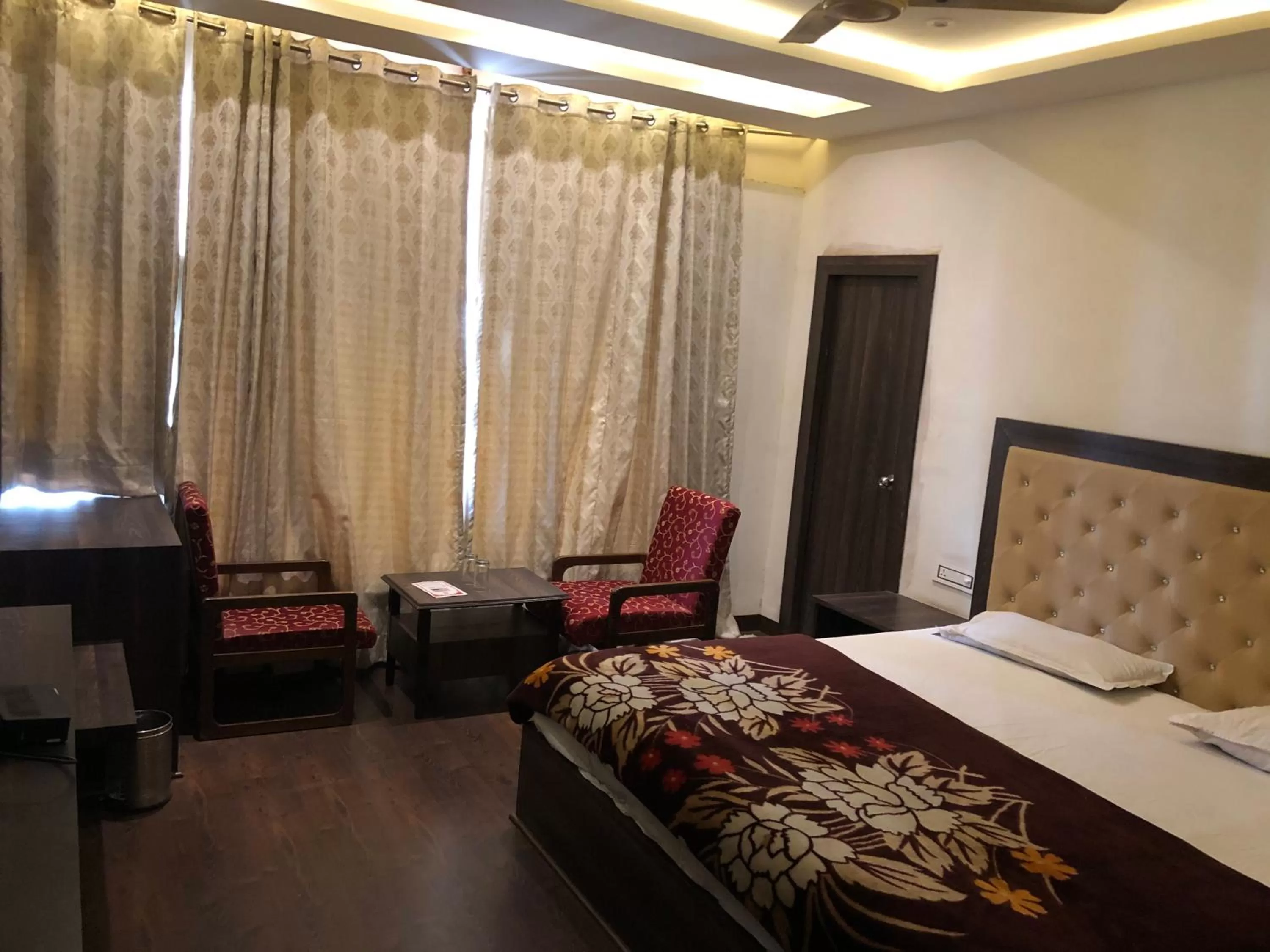 Photo of the whole room, Bed in Hotel Rani Palace at Lake Fatehsagar
