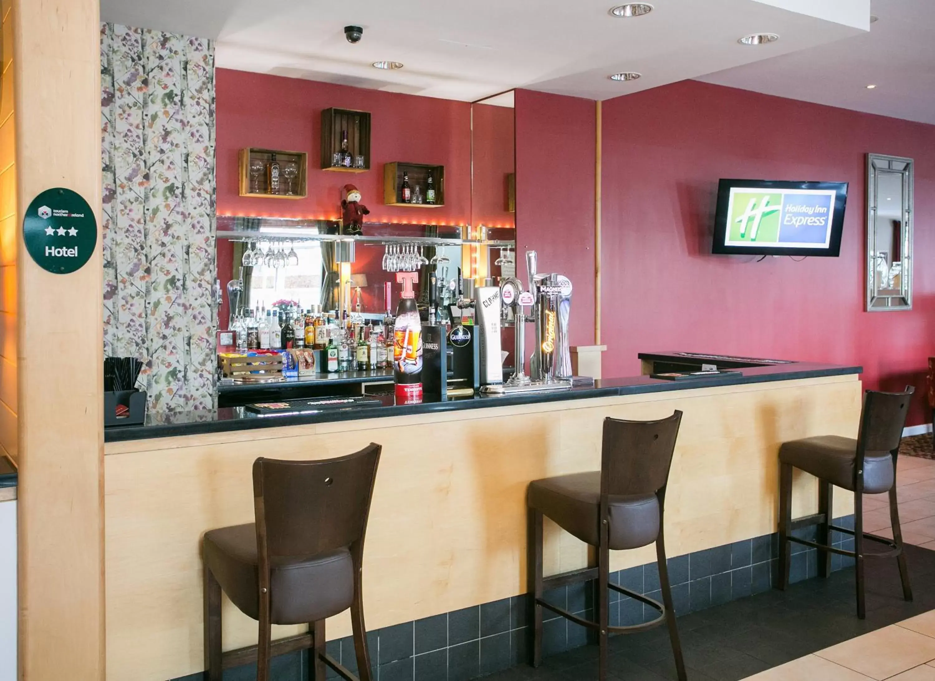 Lounge or bar in Holiday Inn Express Antrim by IHG Lounge or bar in Holiday Inn Express Antrim by IHG
