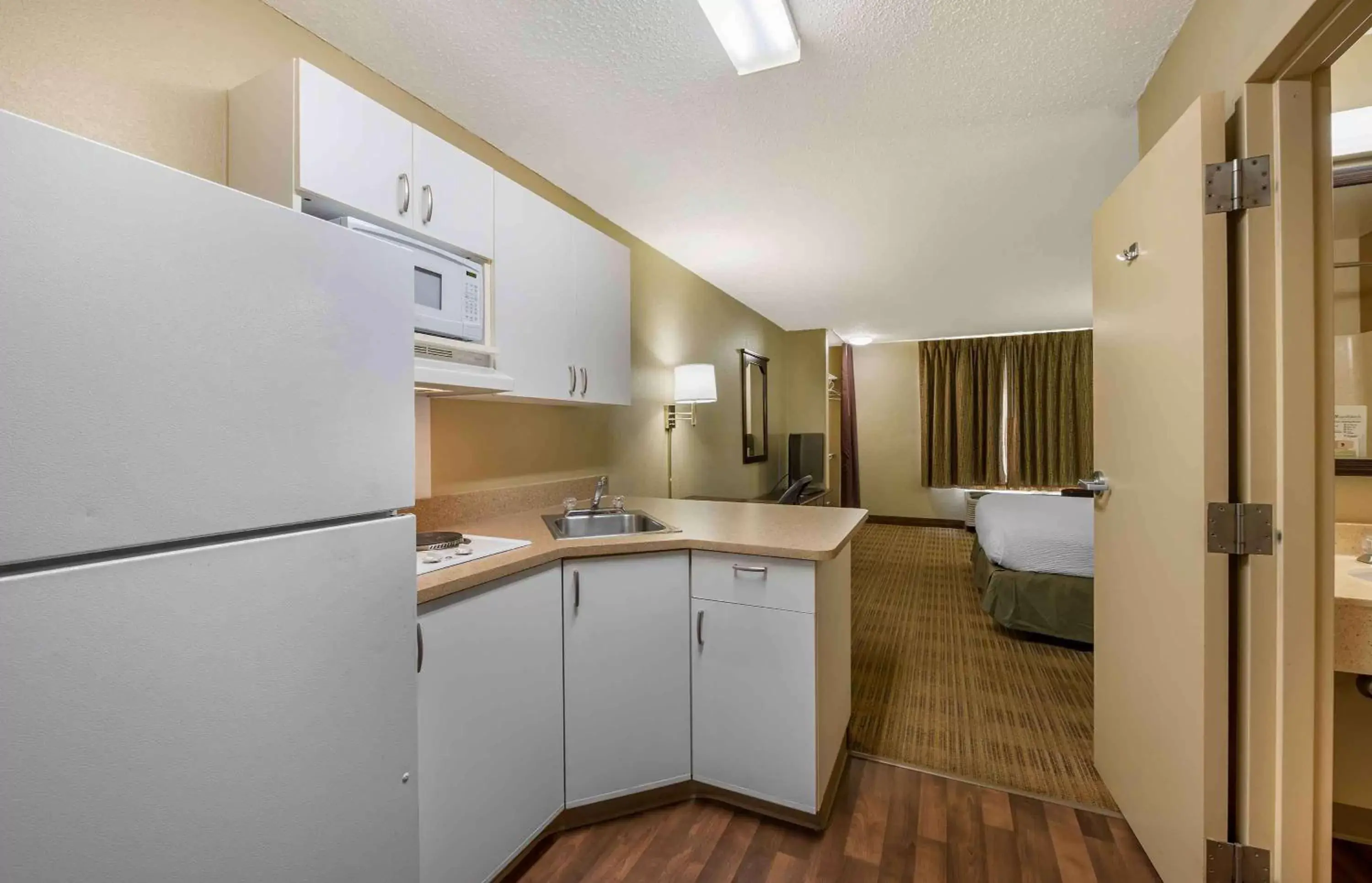 Bedroom, Kitchen/Kitchenette in Extended Stay America Suites - Champaign - Urbana