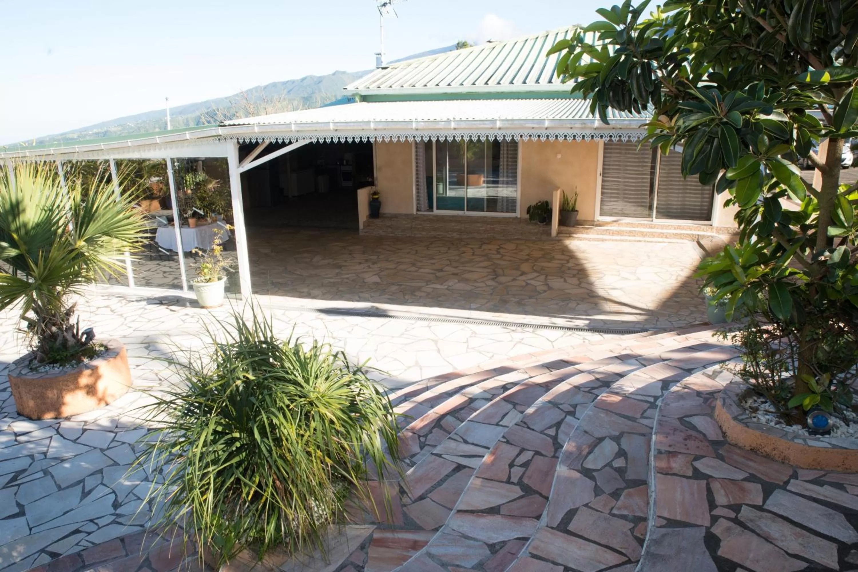 Patio in La Résidence des Caféiers - Le Tampon