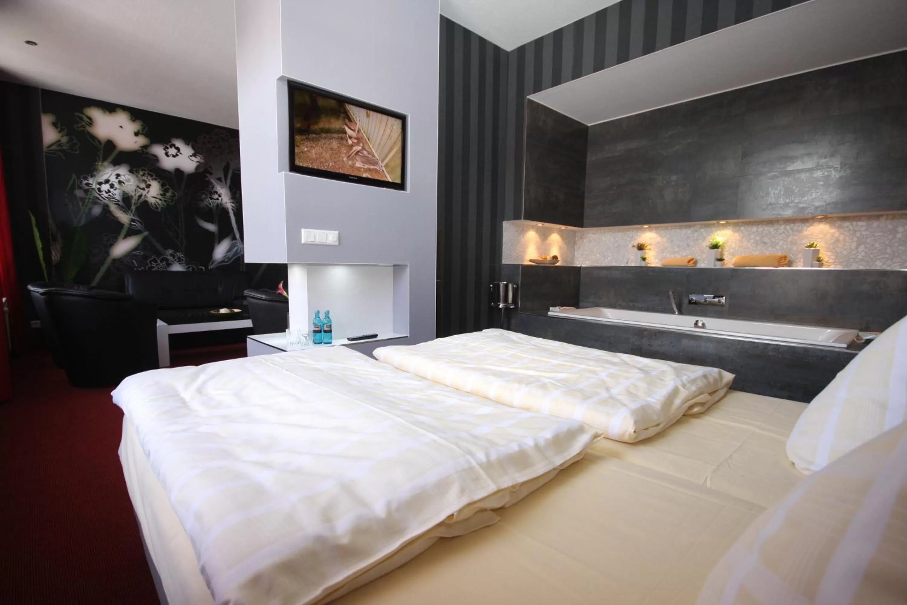 Photo of the whole room, Bed in SL'otel - Das StadtHotel - voll Klimatisiert