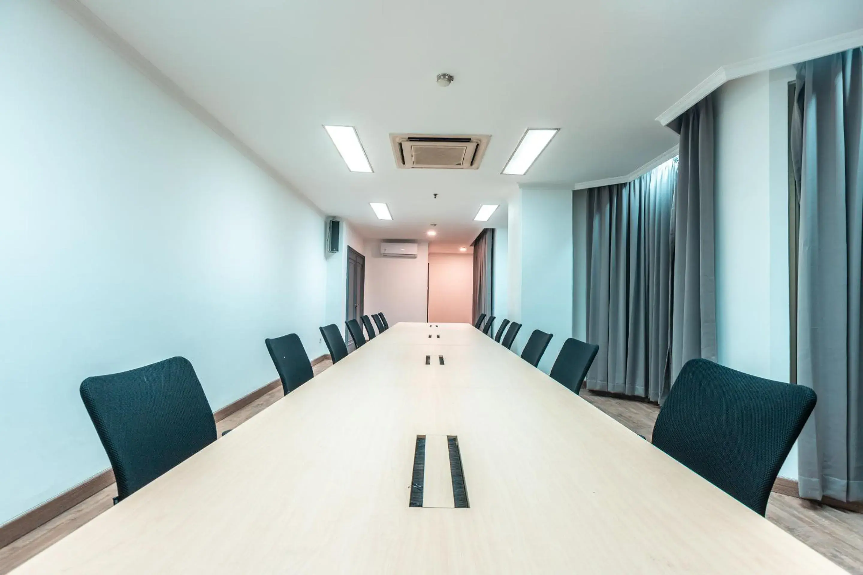 Meeting/conference room in OYO Townhouse 2 Hotel Gunung Sahari