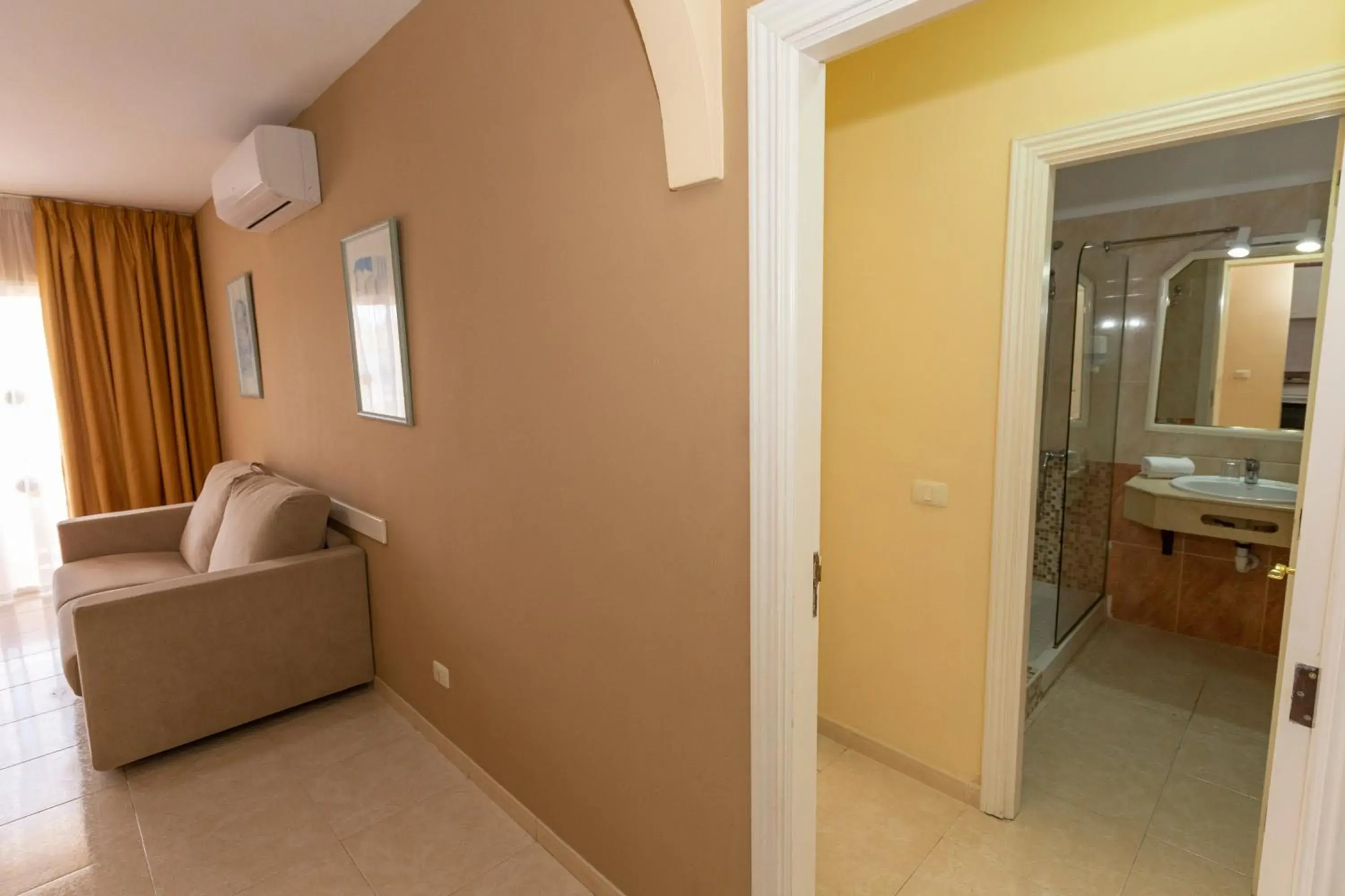 Living room, Bathroom in Villa De Adeje Beach