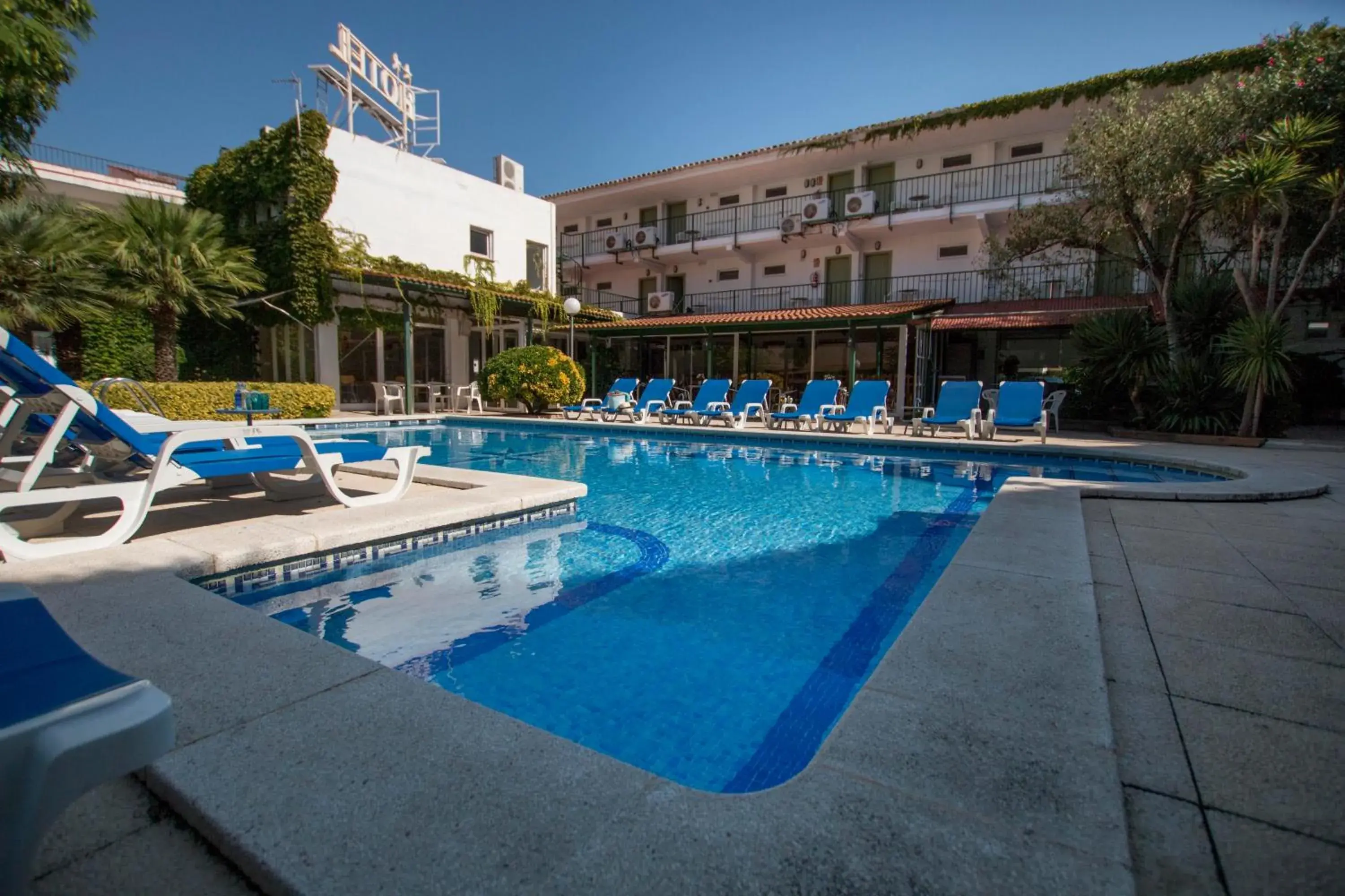 Swimming Pool in Hotel Yola