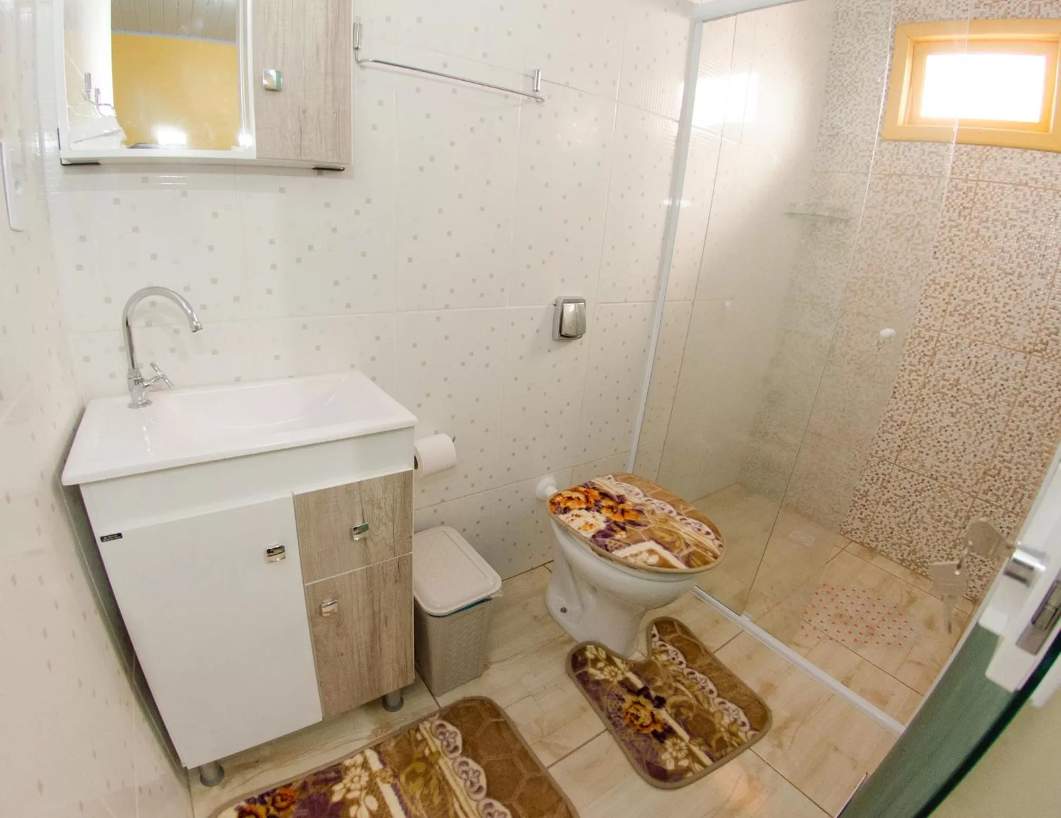 Shower, Bathroom in Pousada Família Cordeiro