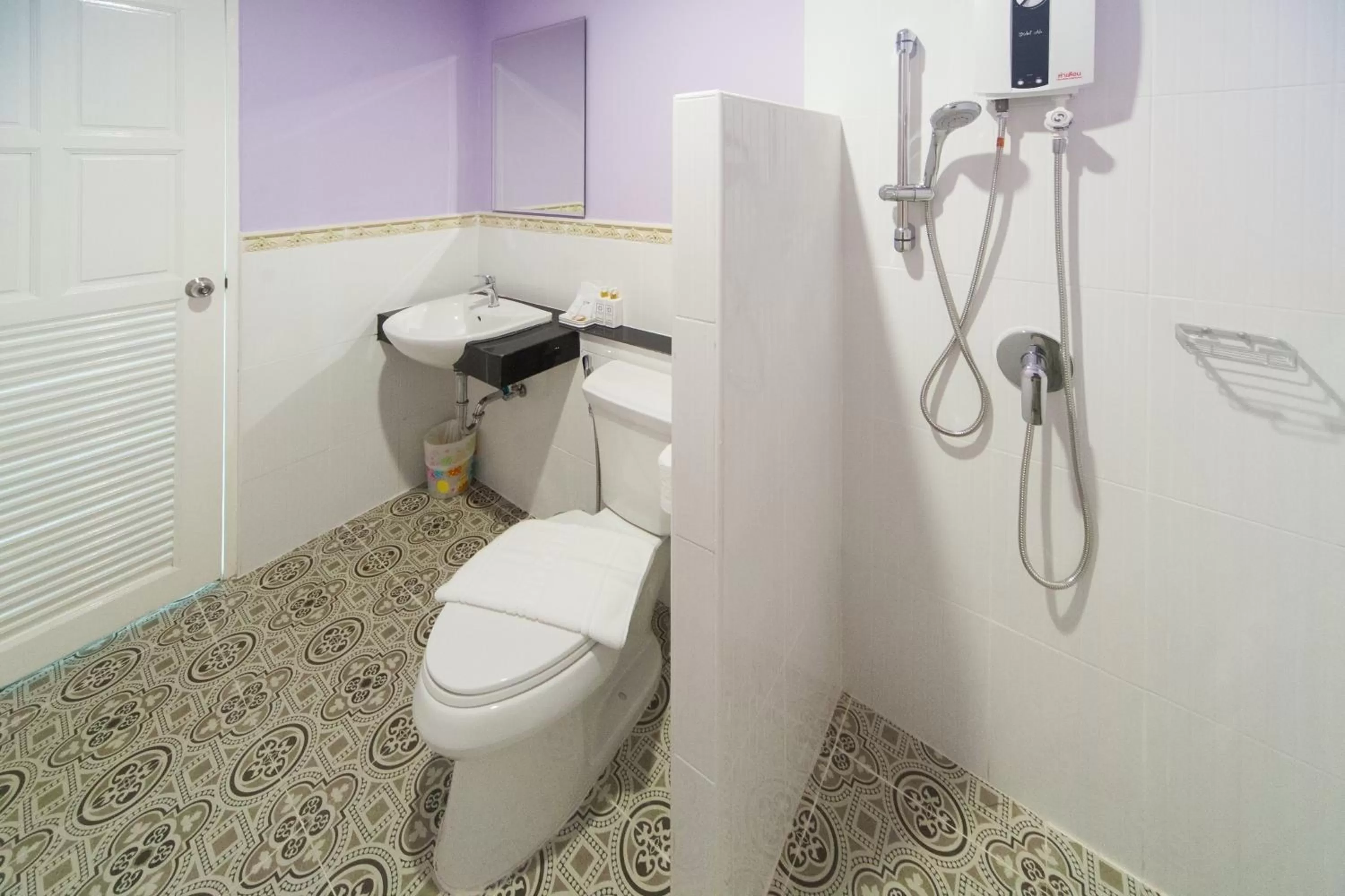 Bathroom in Anchan Laguna Hotel โรงแรมอัญชันลากูน่า