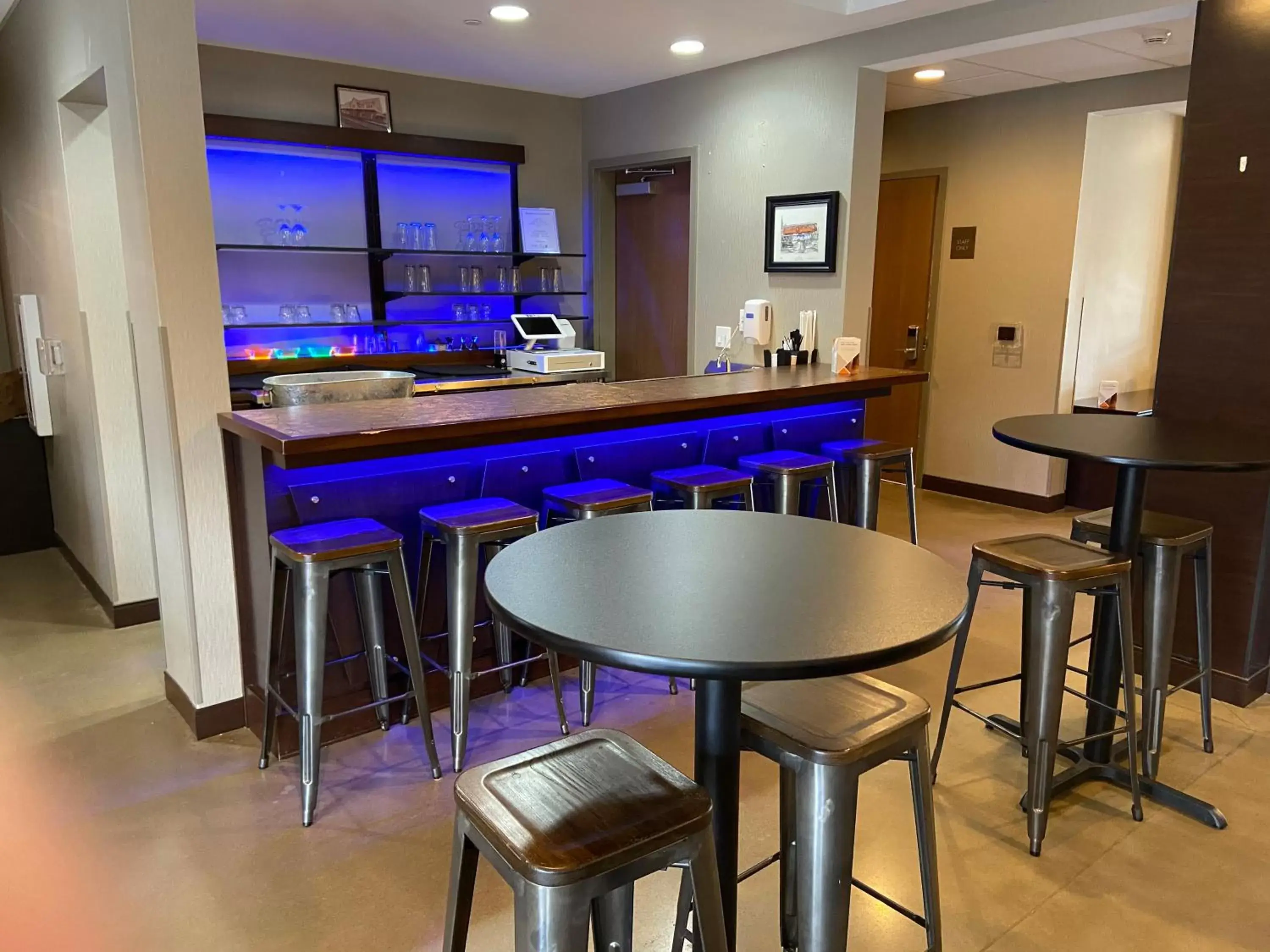 Lounge or bar in Comfort Inn Connellsville Riverview Lounge or bar in Comfort Inn Connellsville Riverview
