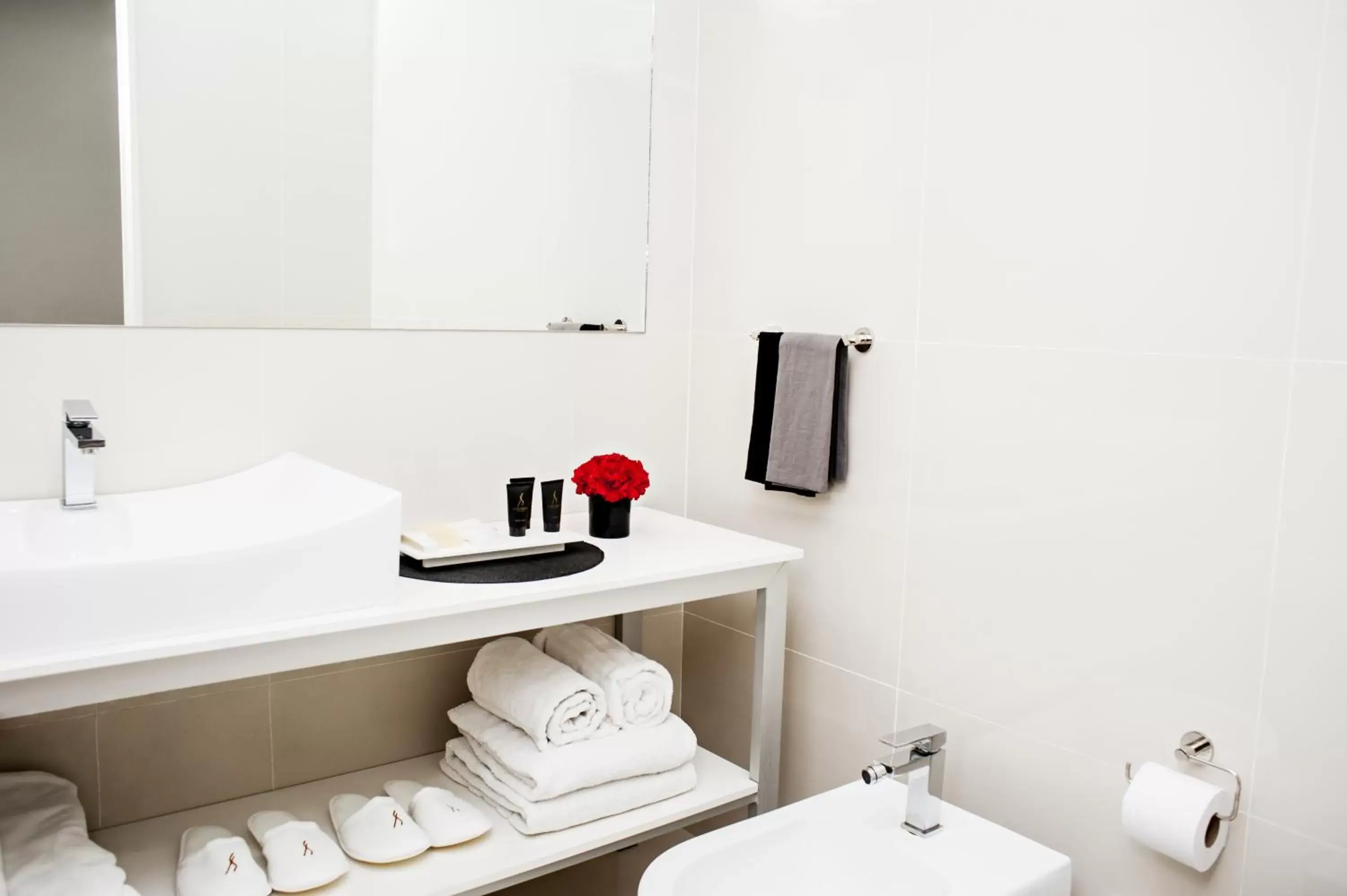 Bathroom in Casasur Bellini Hotel
