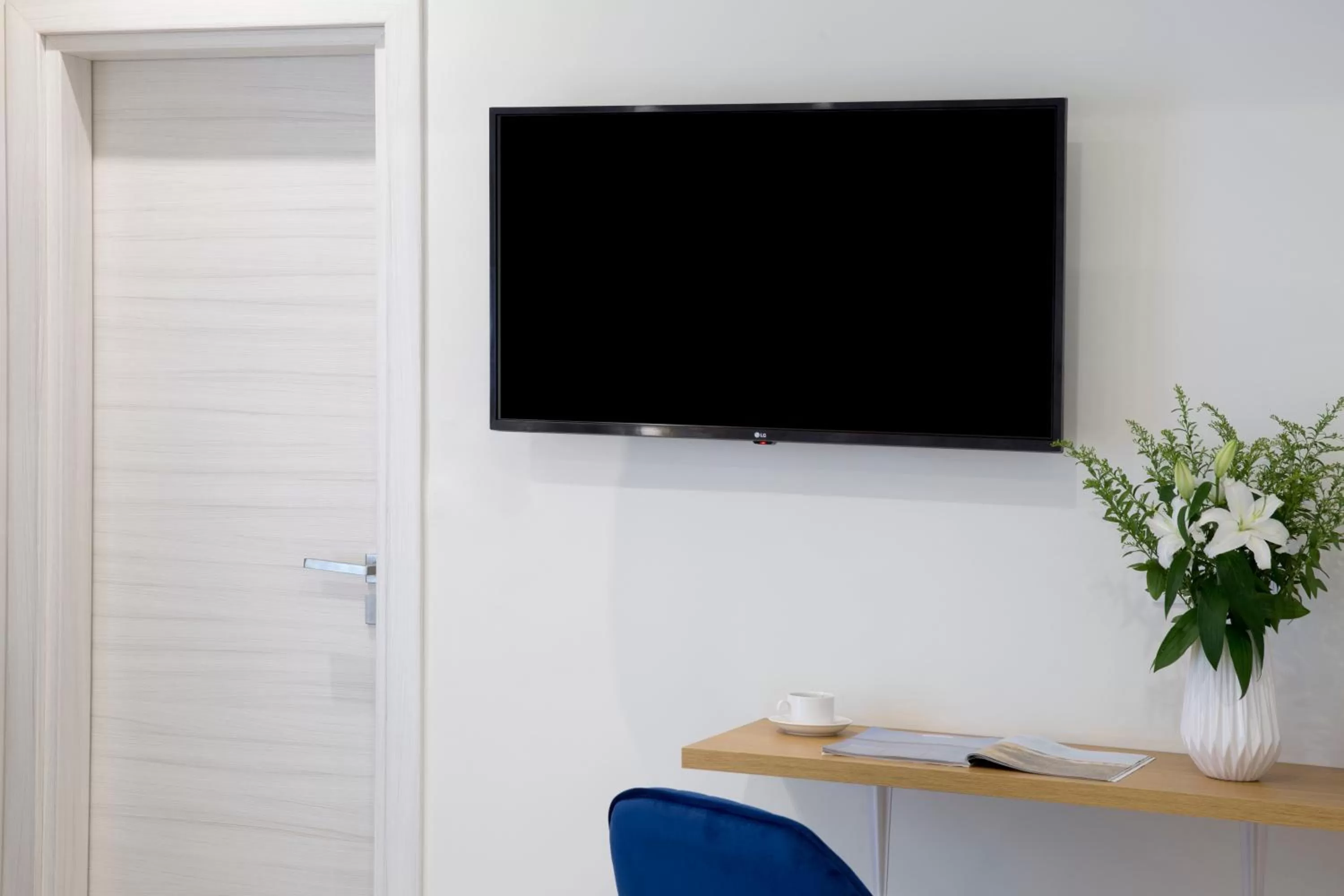 TV and multimedia in Hypnos Inn Athens