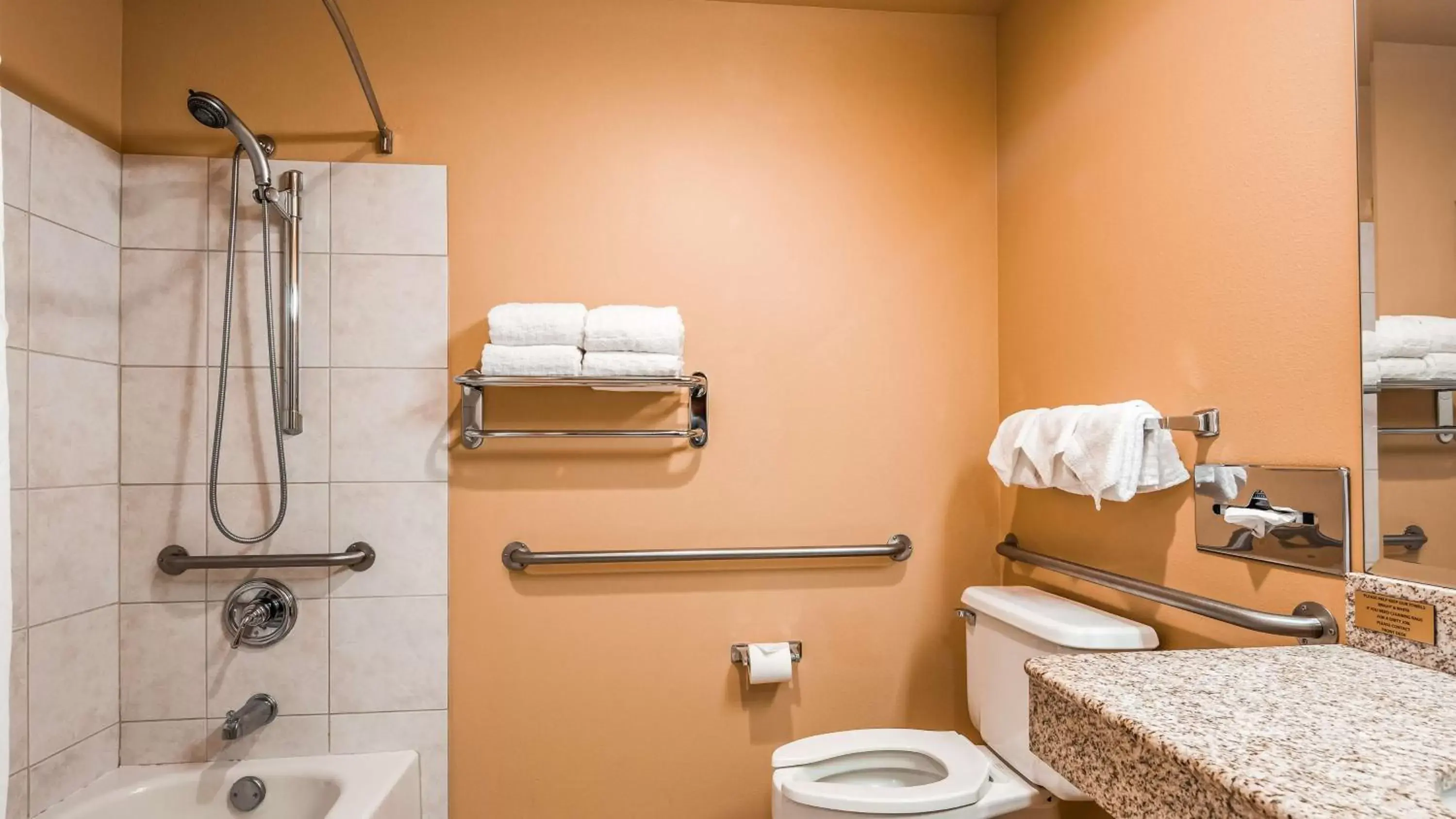 Bathroom in Best Western Pendleton Inn