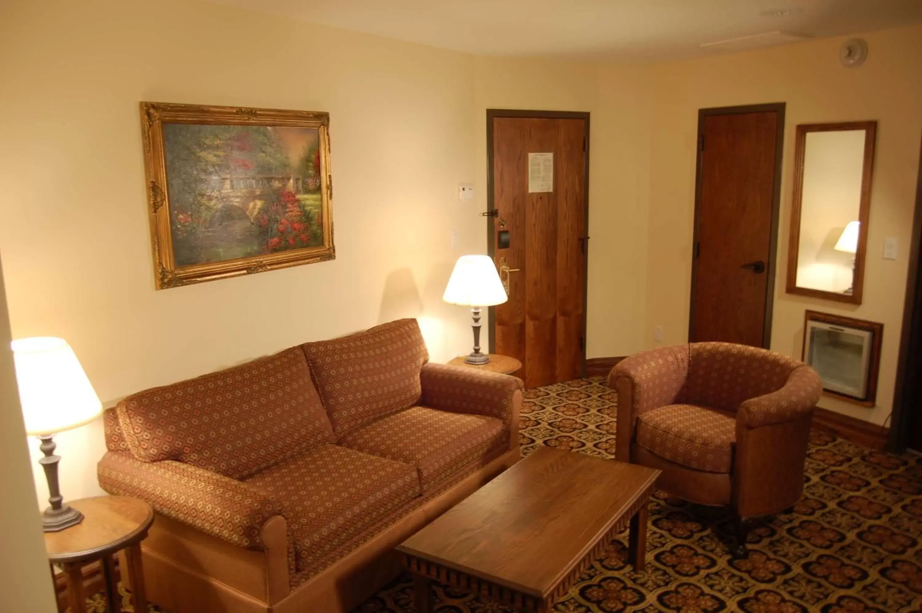 Photo of the whole room, Seating Area in Best Western Premier Mariemont Inn