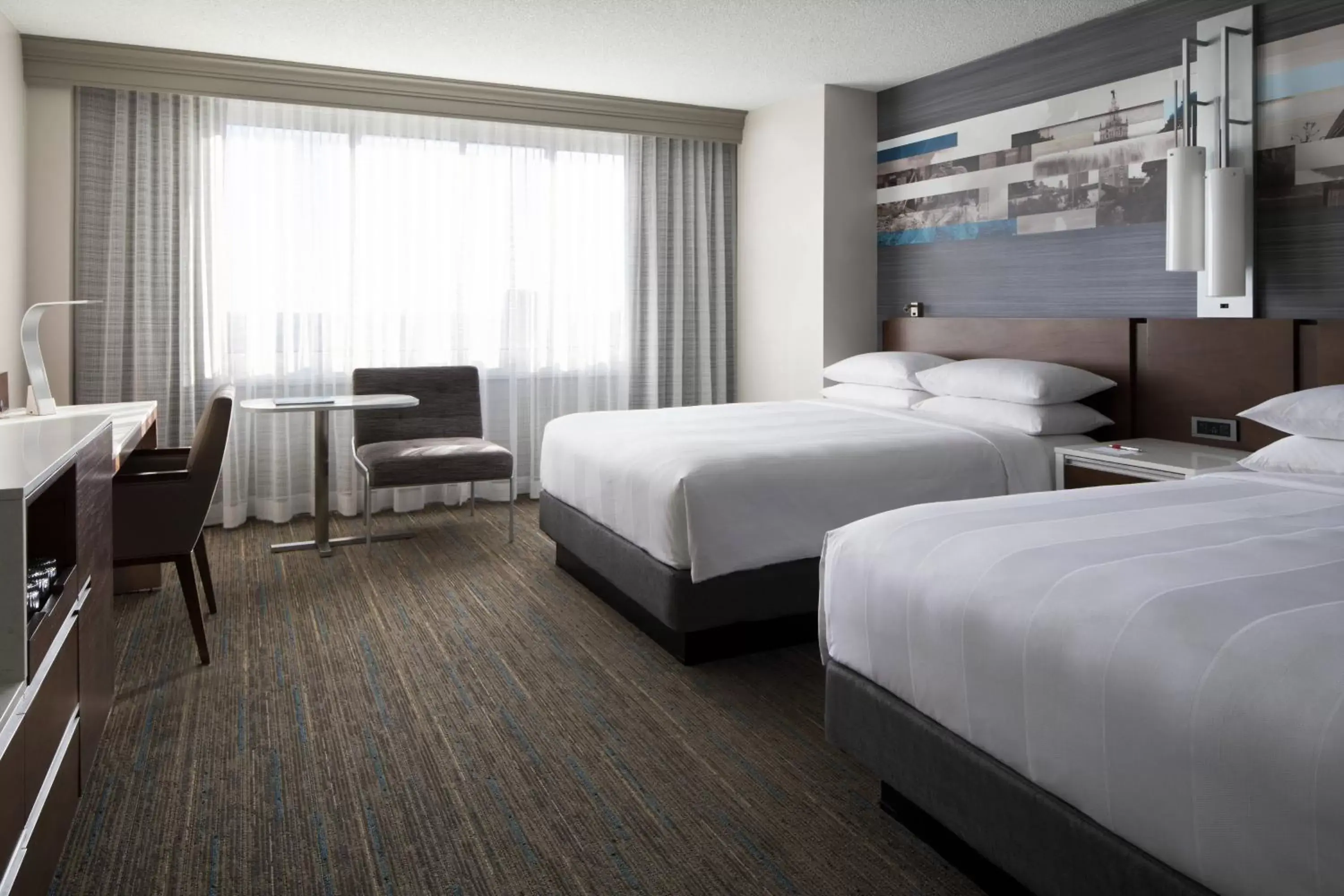 Photo of the whole room, Bed in Kansas City Marriott Country Club Plaza