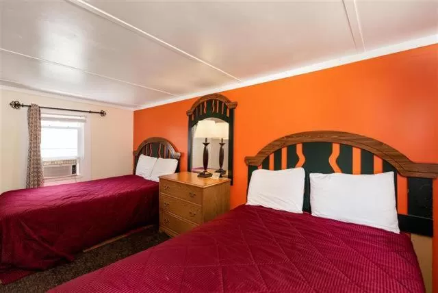 Bathroom, Bed in Perry's Motel and Cottages