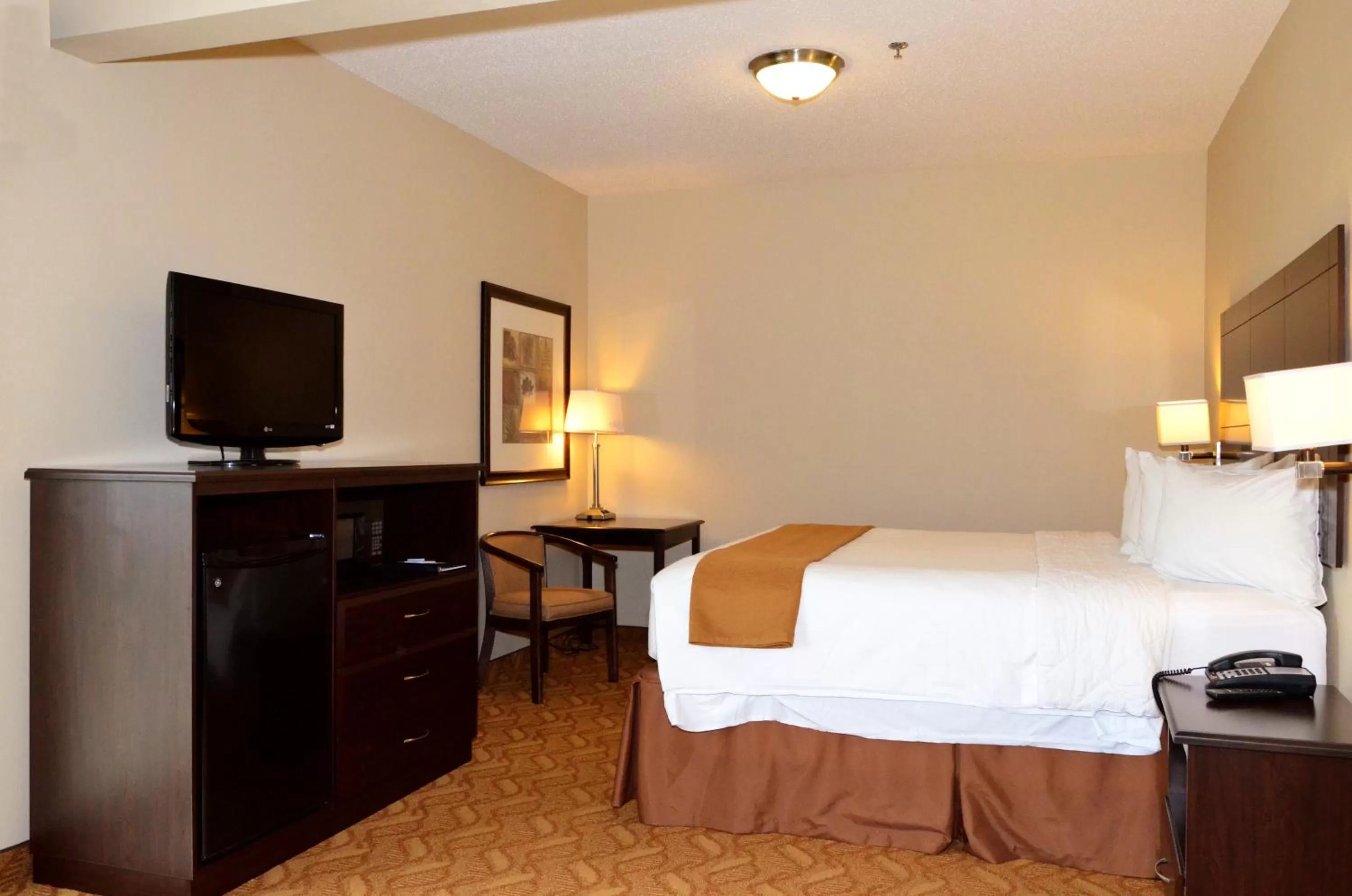 Bed in Cobblestone Inn & Suites - Lake View