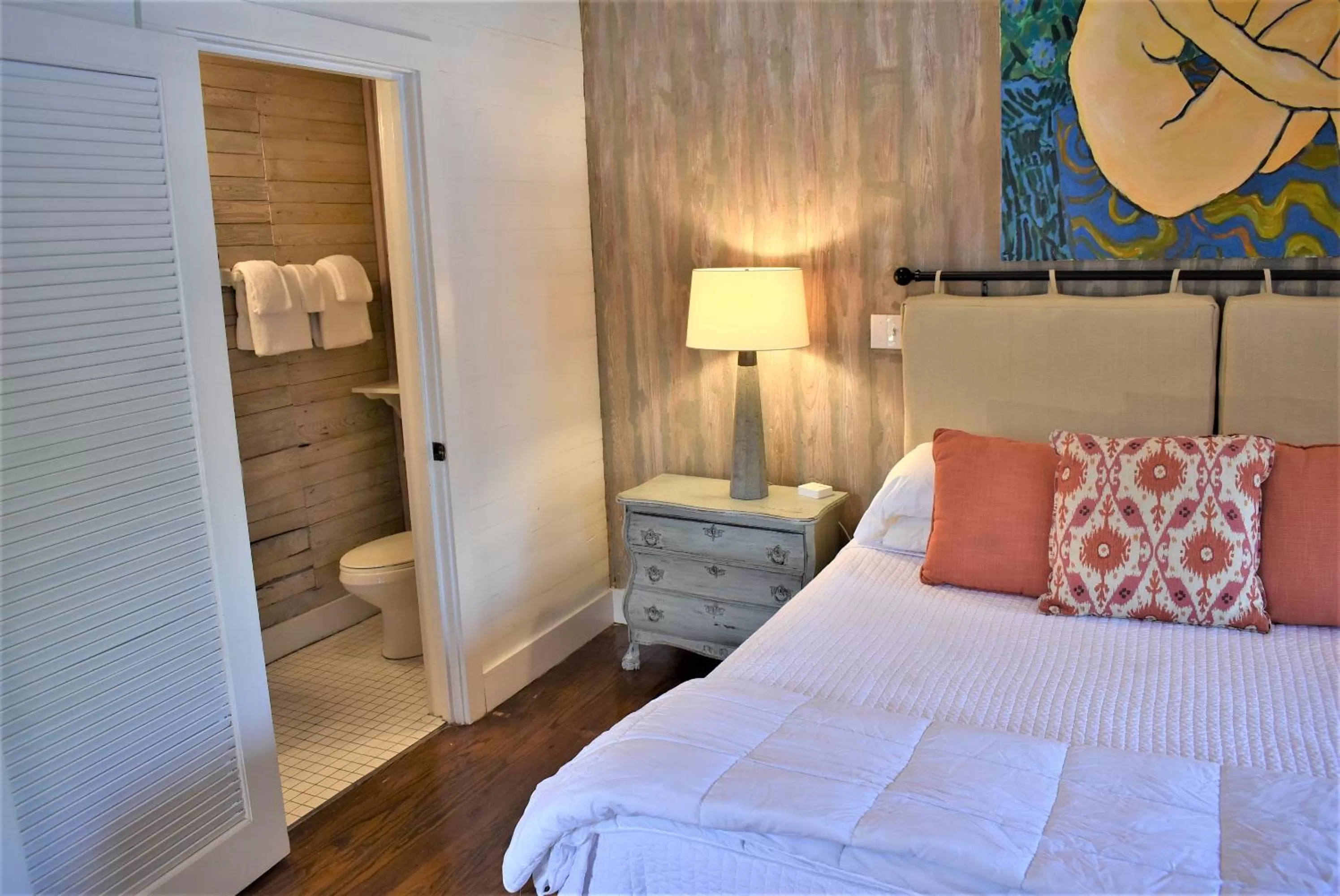 Bed in Simonton Court Historic Inn & Cottages