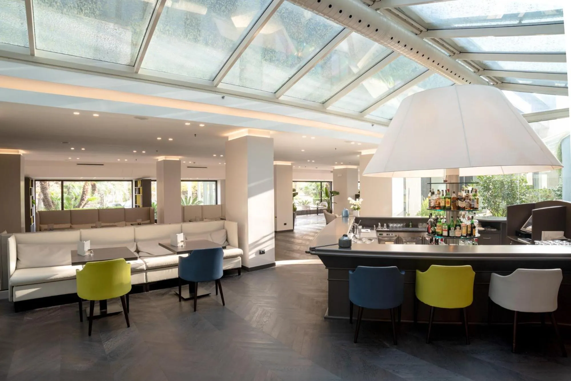 Communal lounge/ TV room in Mercure Roma West