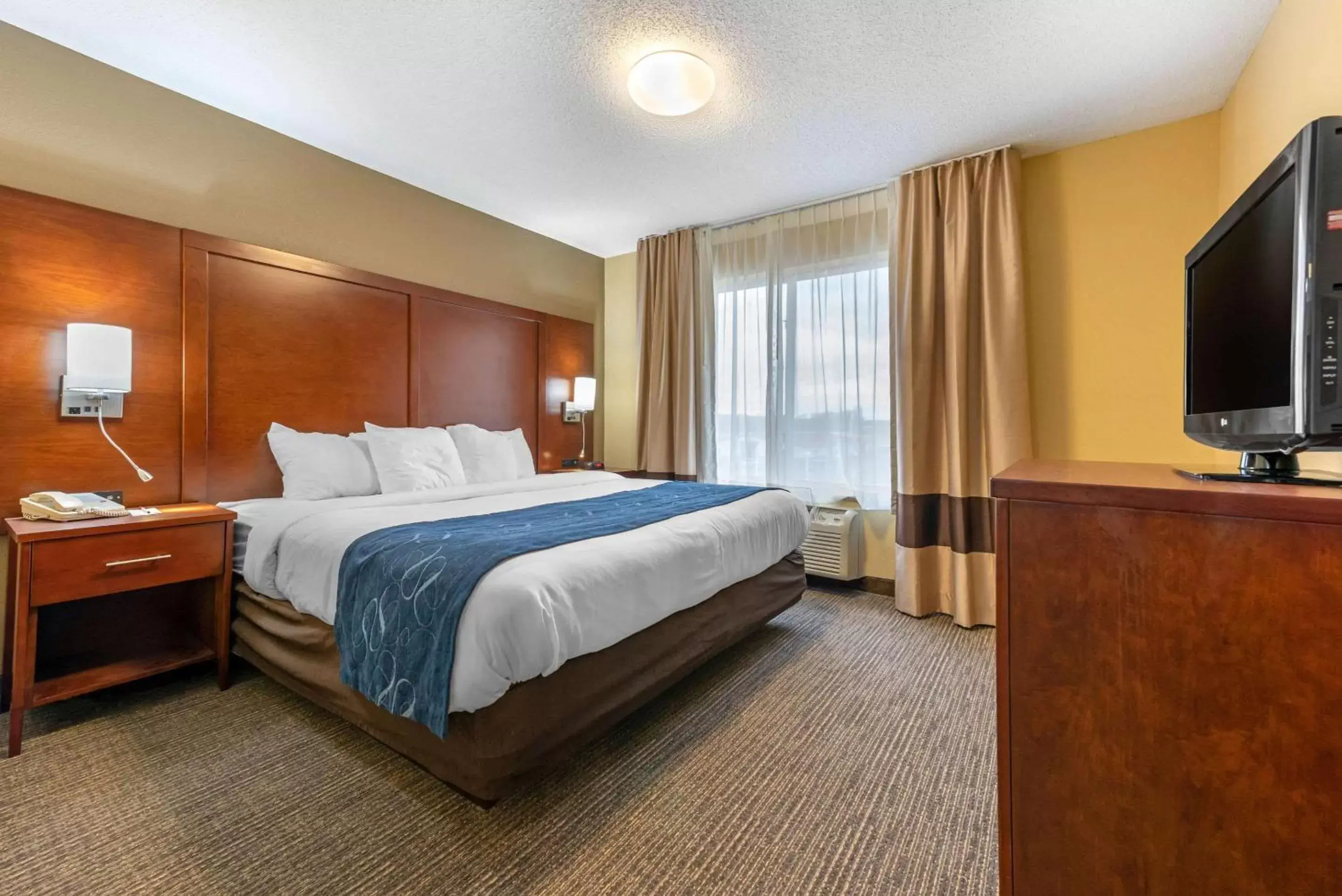 Photo of the whole room, Bed in Comfort Suites Findlay I-75