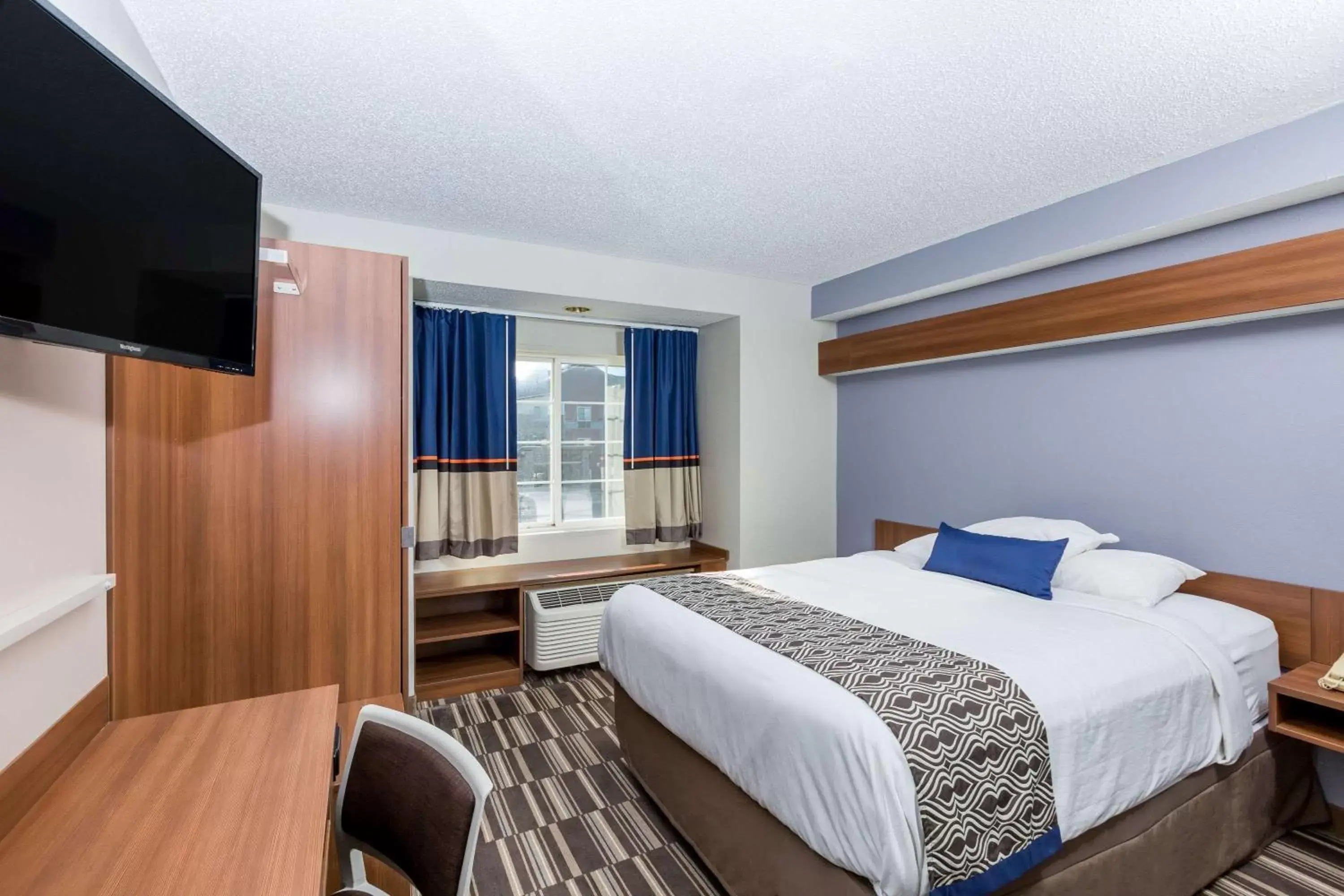 Photo of the whole room, Bed in Microtel Inn & Suites by Wyndham Sioux Falls