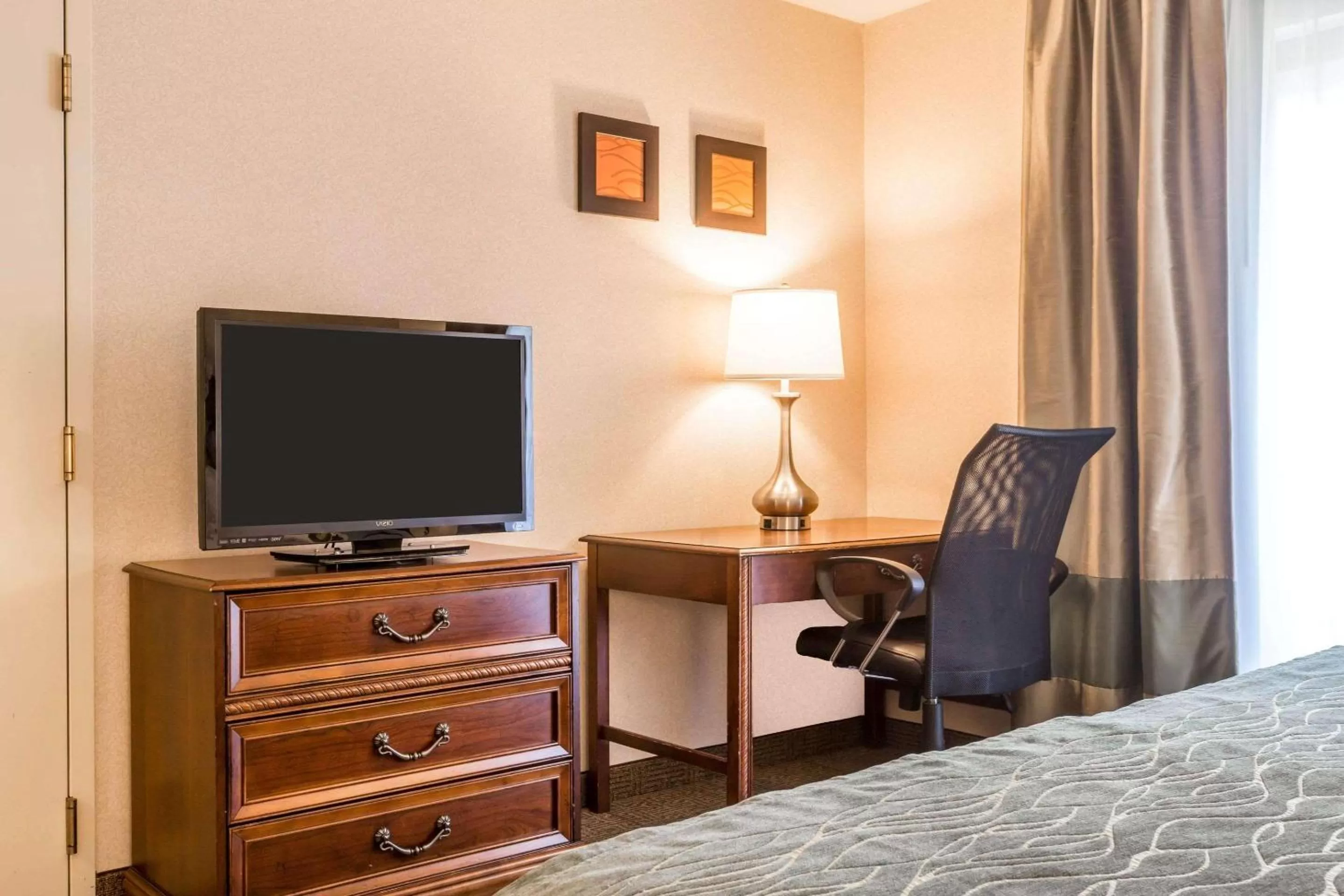 Photo of the whole room, Bed in Comfort Inn & Suites South Burlington near University