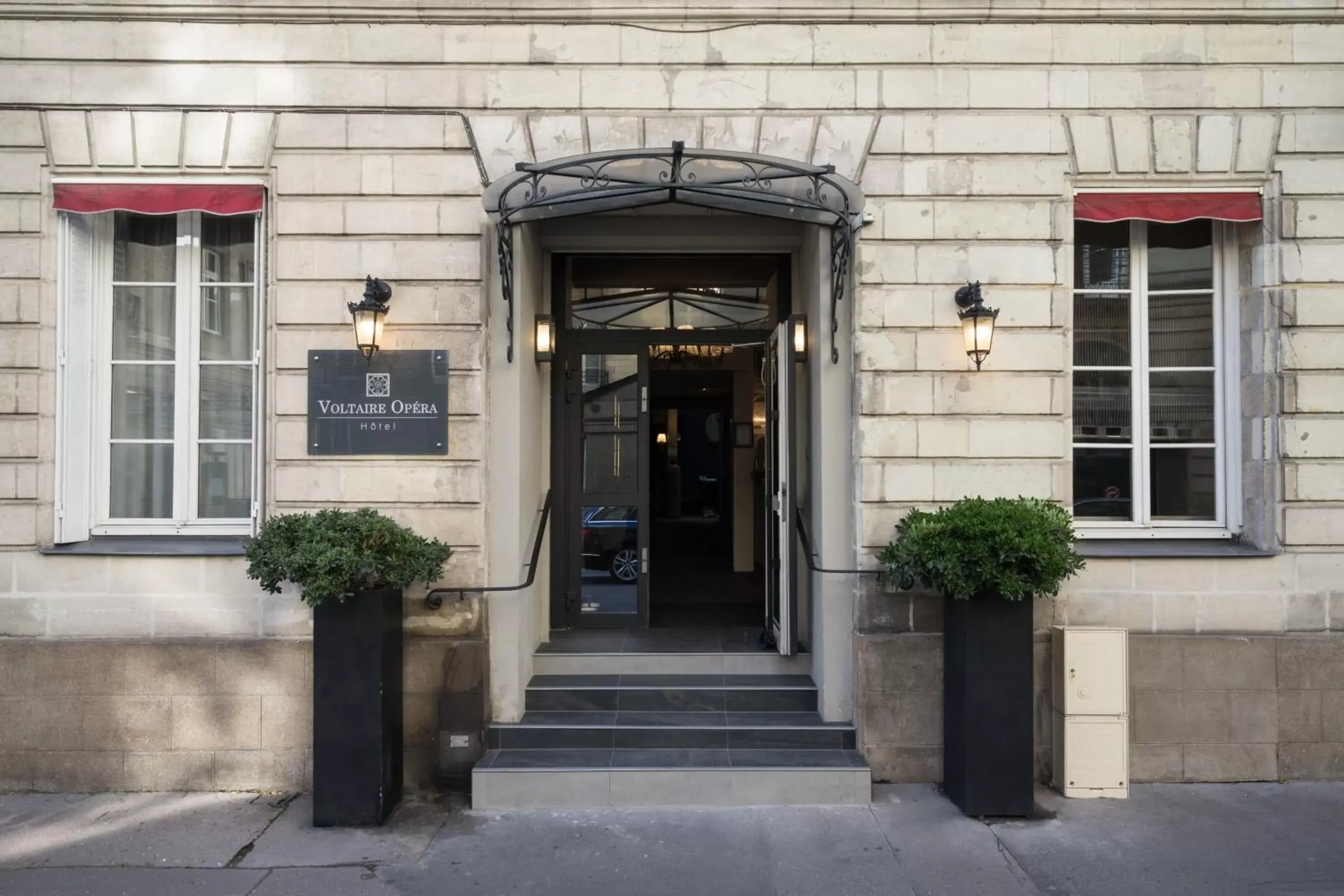 Facade/entrance in Hotel Voltaire Opera Nantes Centre