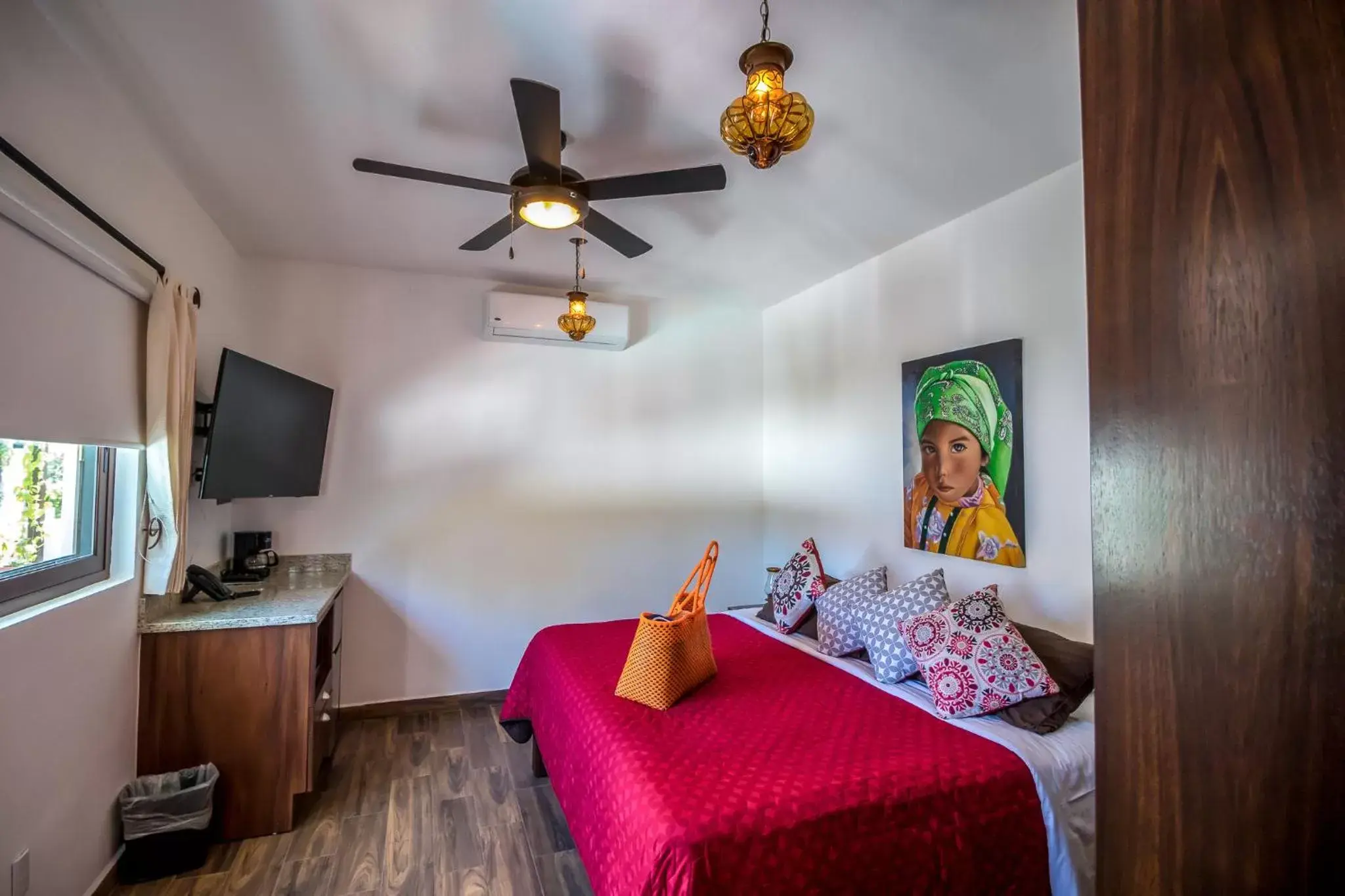 Communal lounge/ TV room, Bed in Refugio del Mar Luxury Hotel Boutique