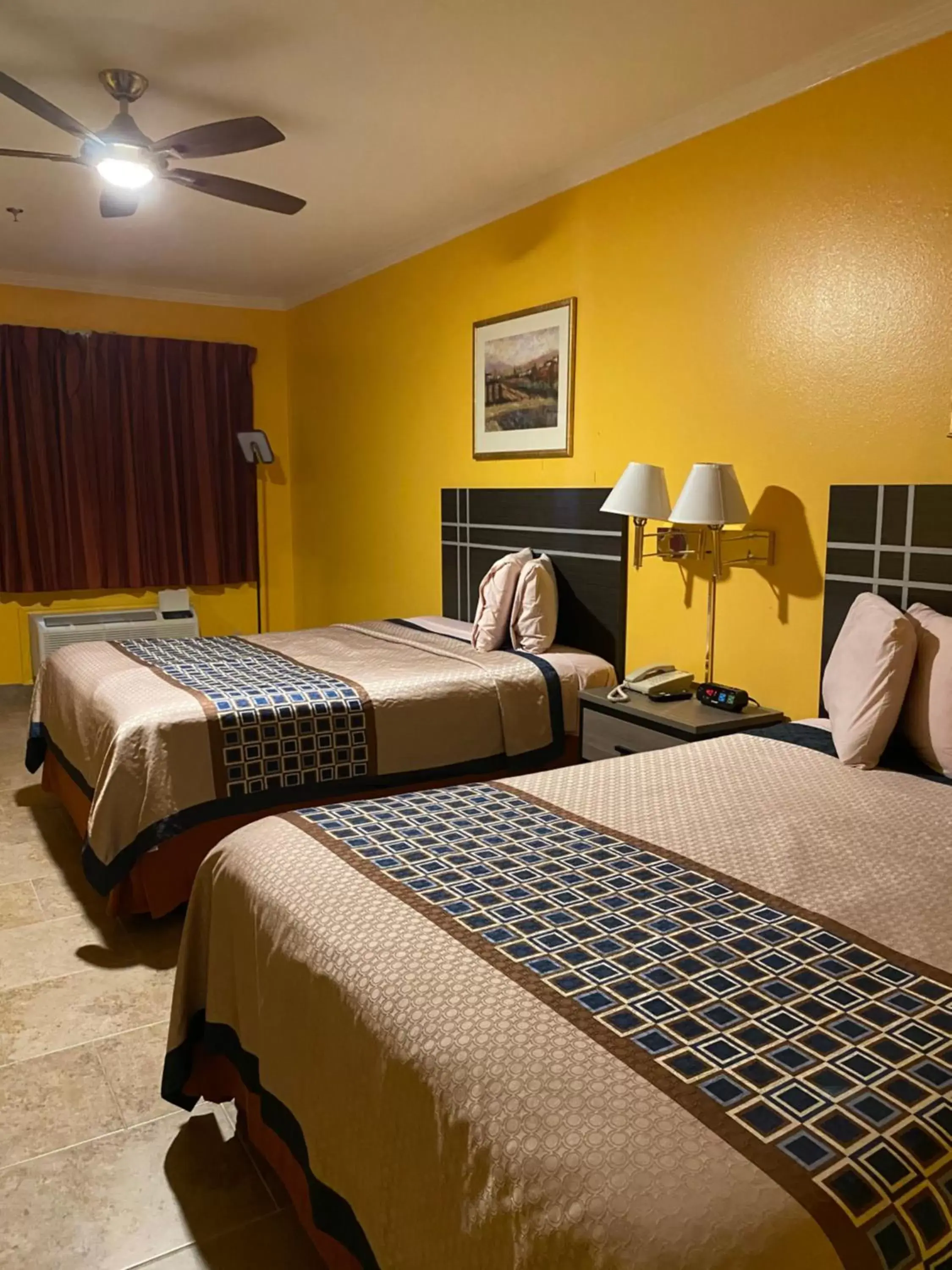 Bed in Los Fresnos Inn and Suites