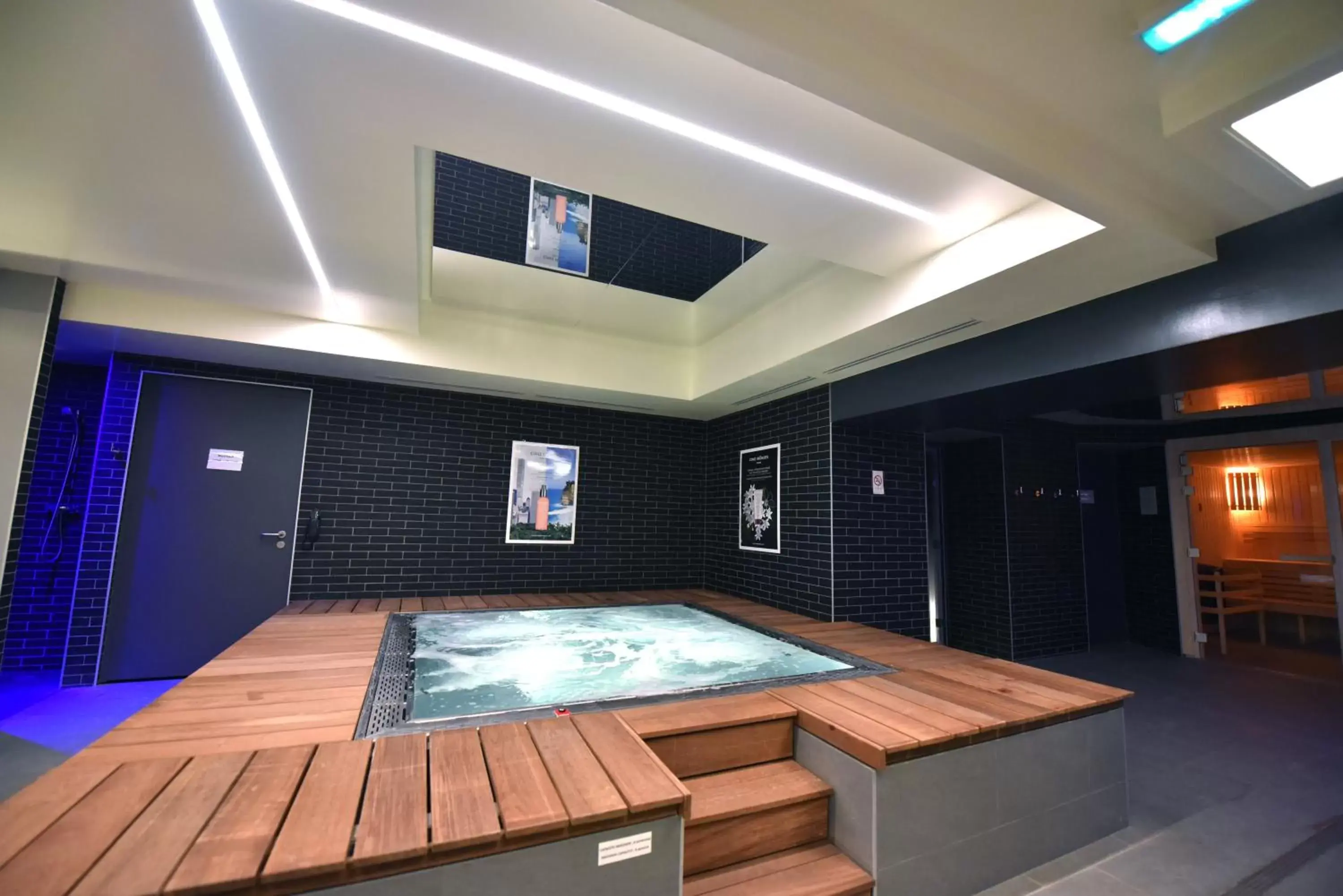 Hot Tub in Kyriad Hotel Dijon Gare