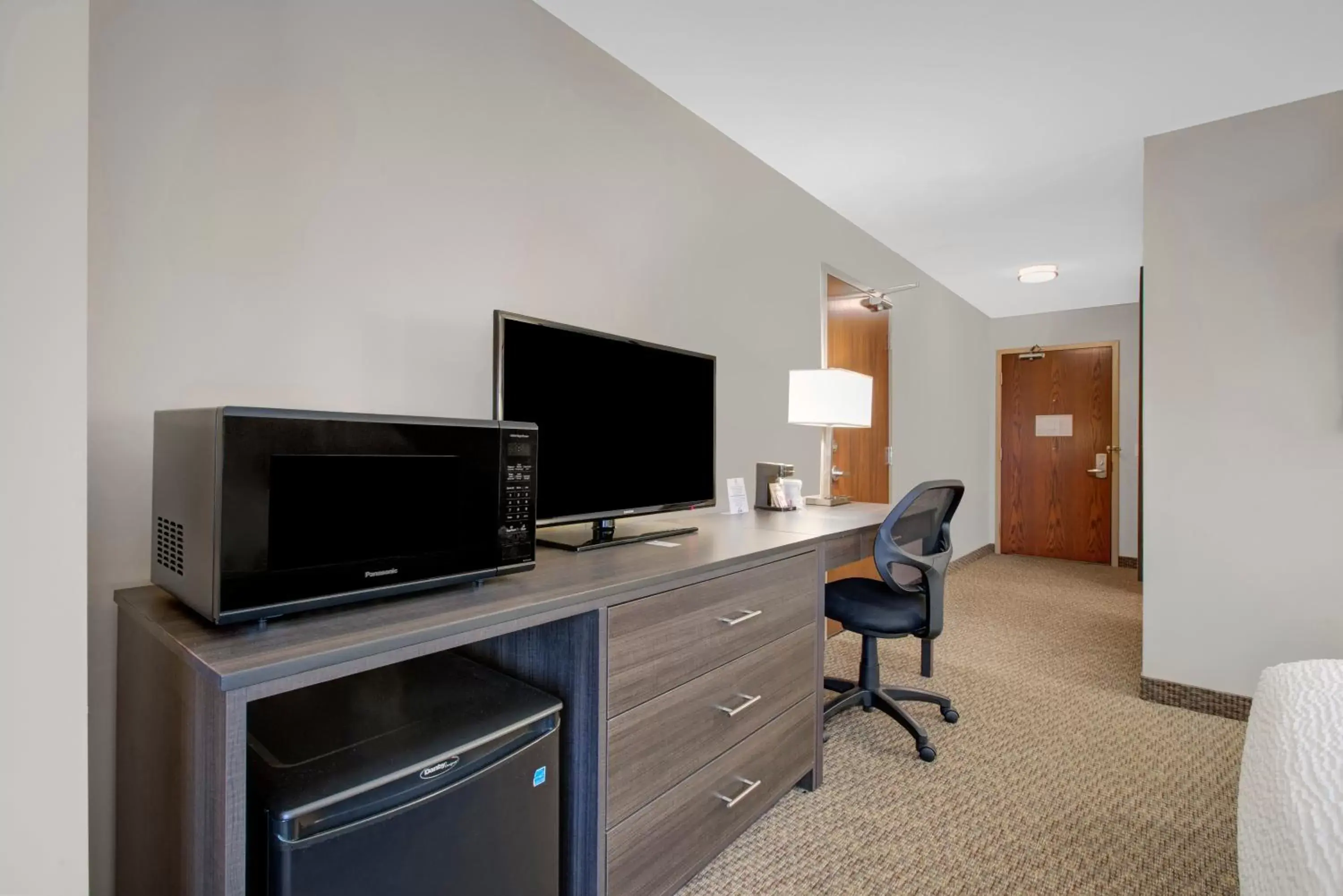 TV/Entertainment Center in Days Inn & Suites by Wyndham Lindsay