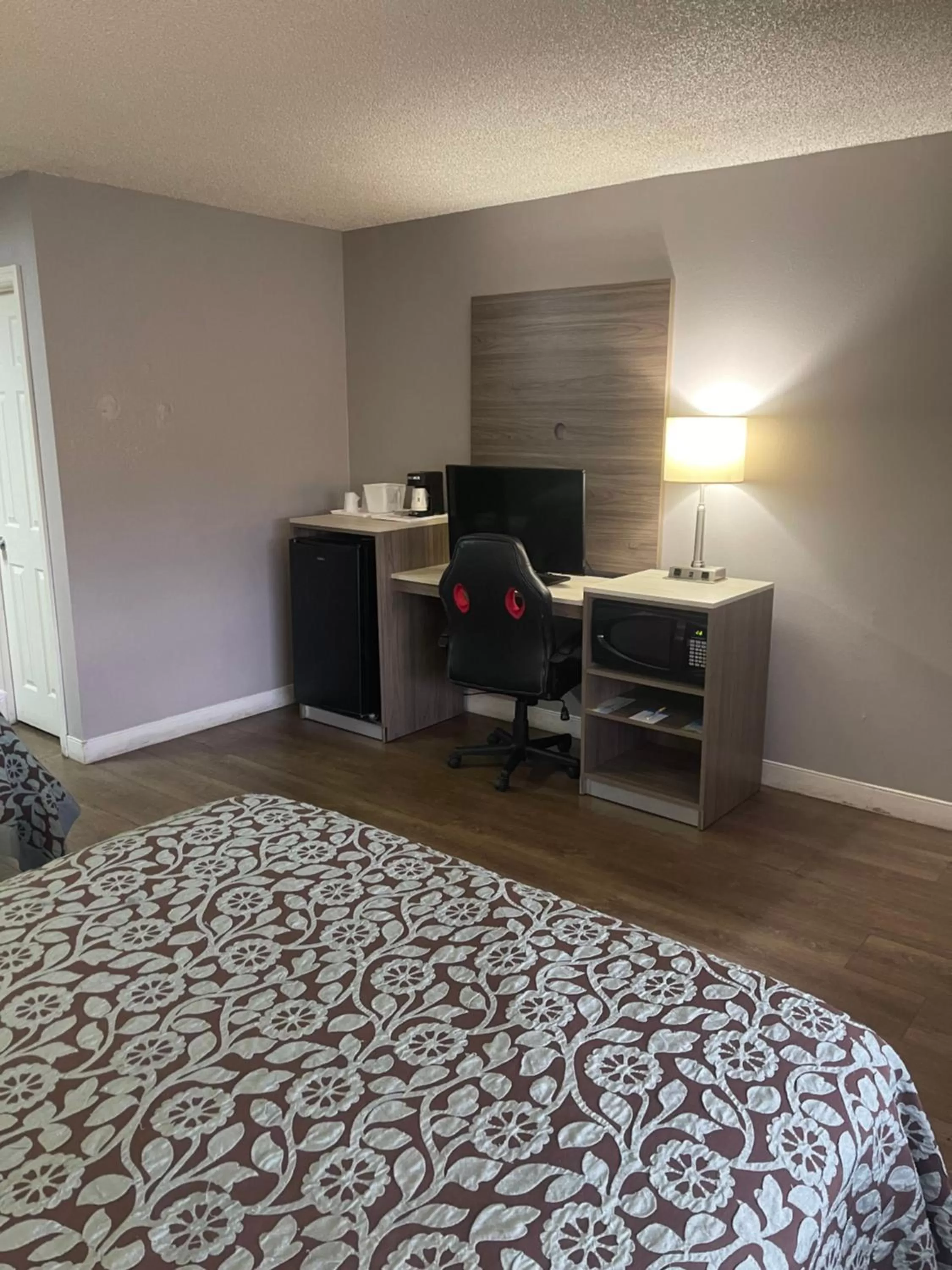 hair dresser, Bed in Blue Spring Inn Orange City