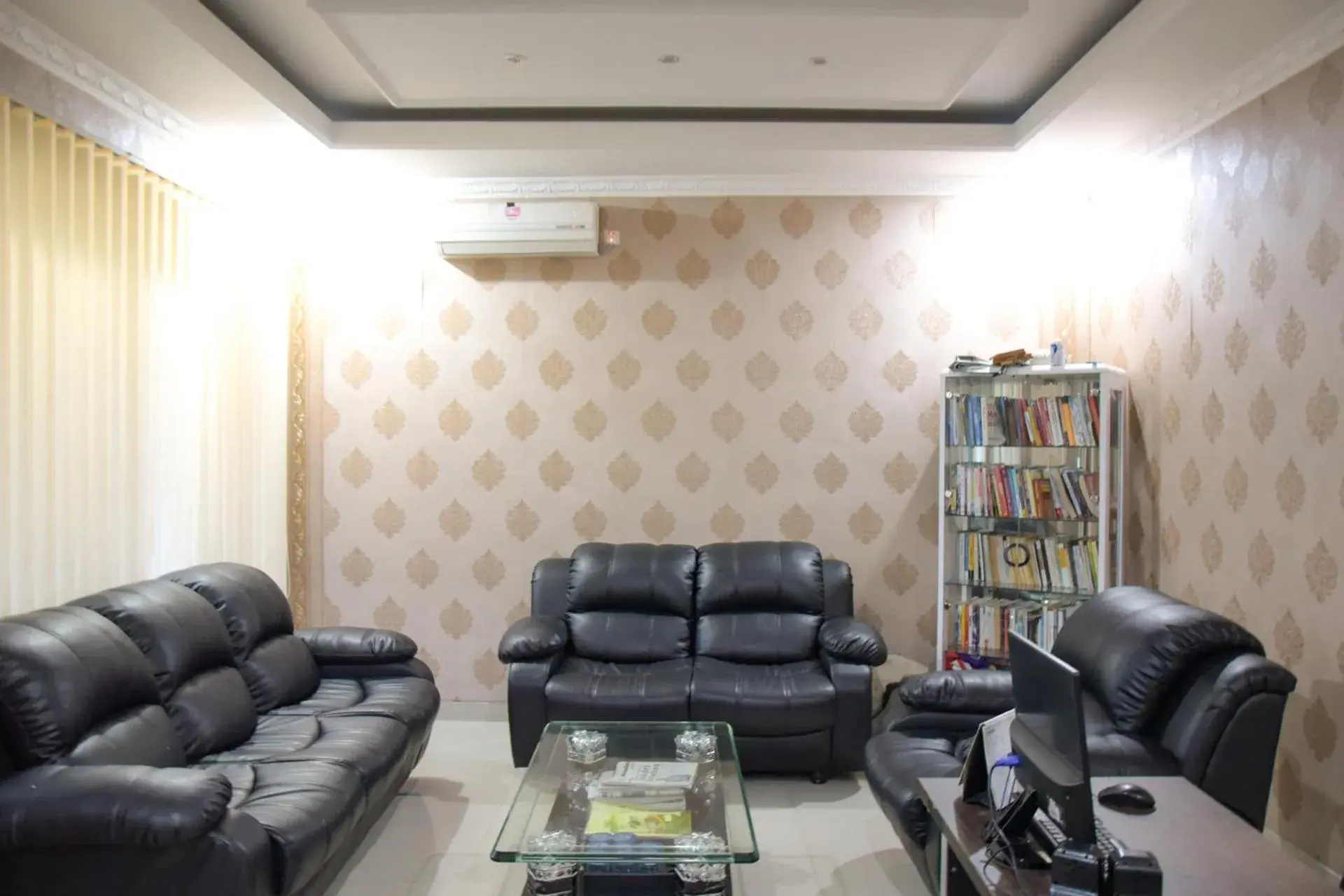 Seating Area in RedDoorz Syariah near Jogja City Mall 2