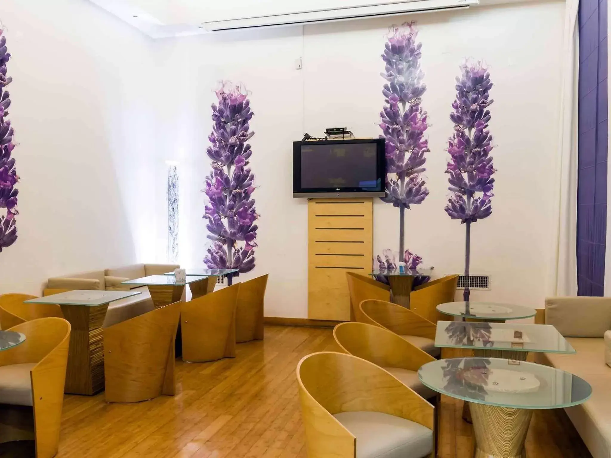 Lounge or bar, TV/Entertainment Center in Hotel ibis Evora
