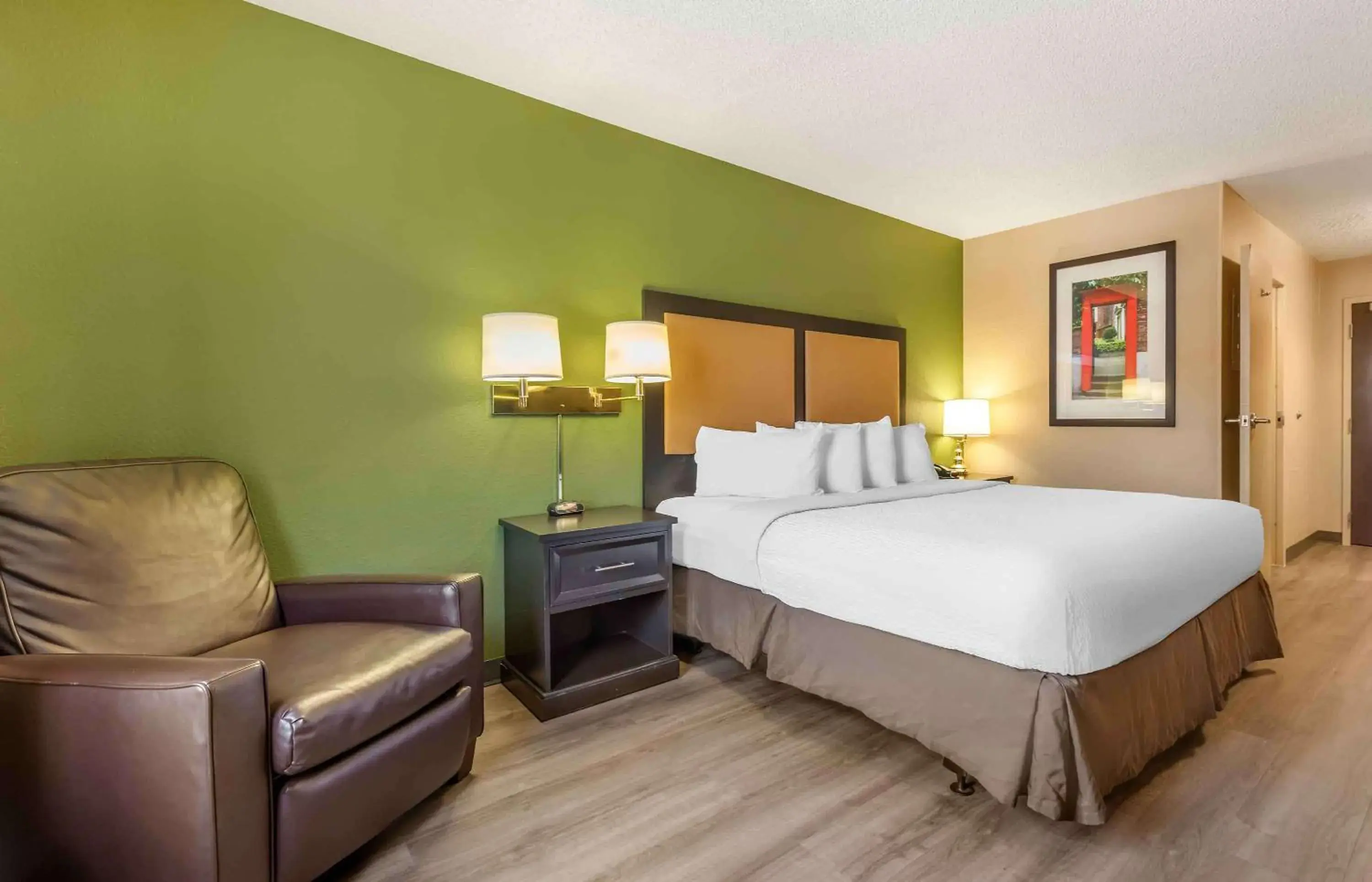 Bedroom, Bed in Extended Stay America Suites - Minneapolis - Maple Grove