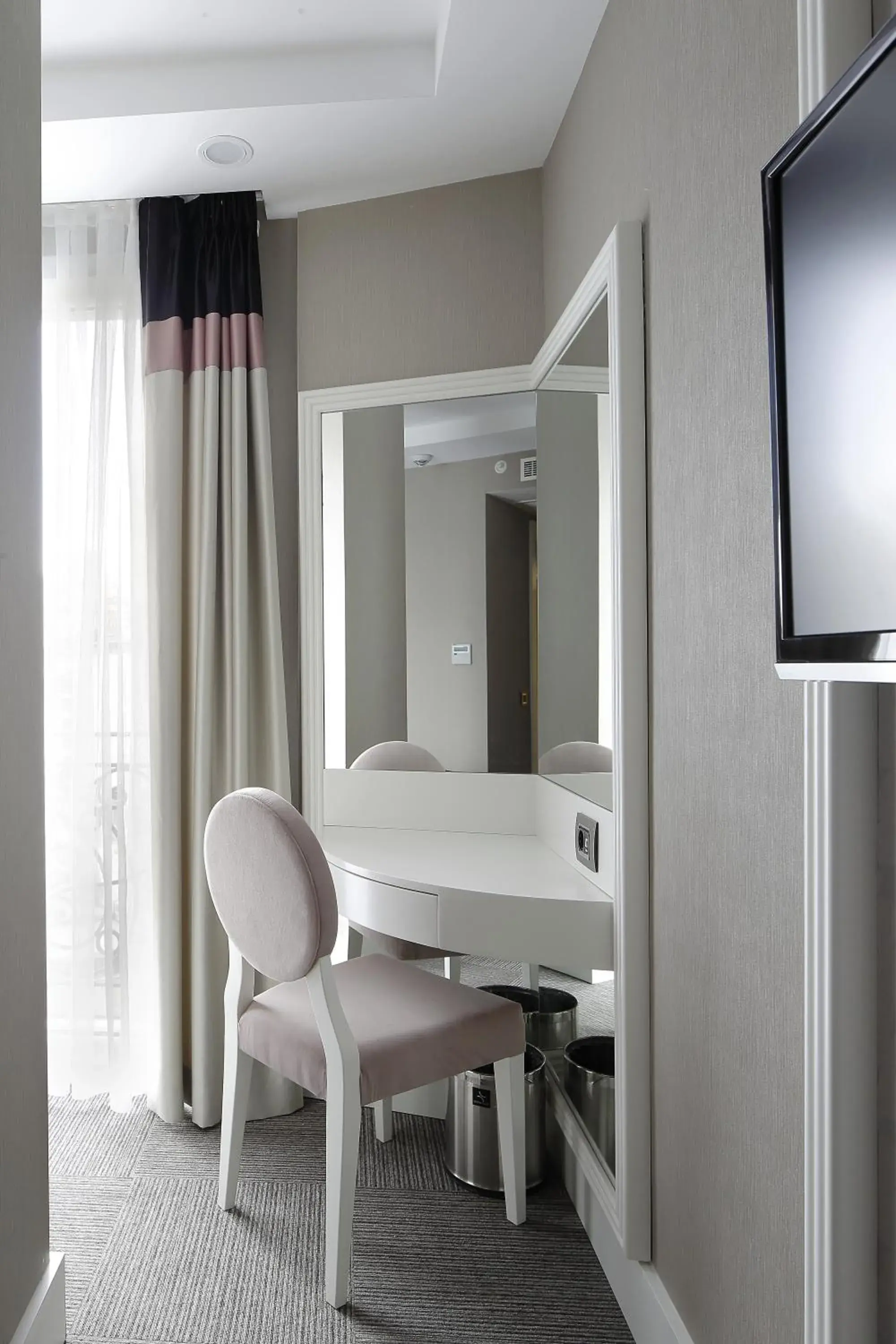 Seating area, Bathroom in Mia Berre Hotels