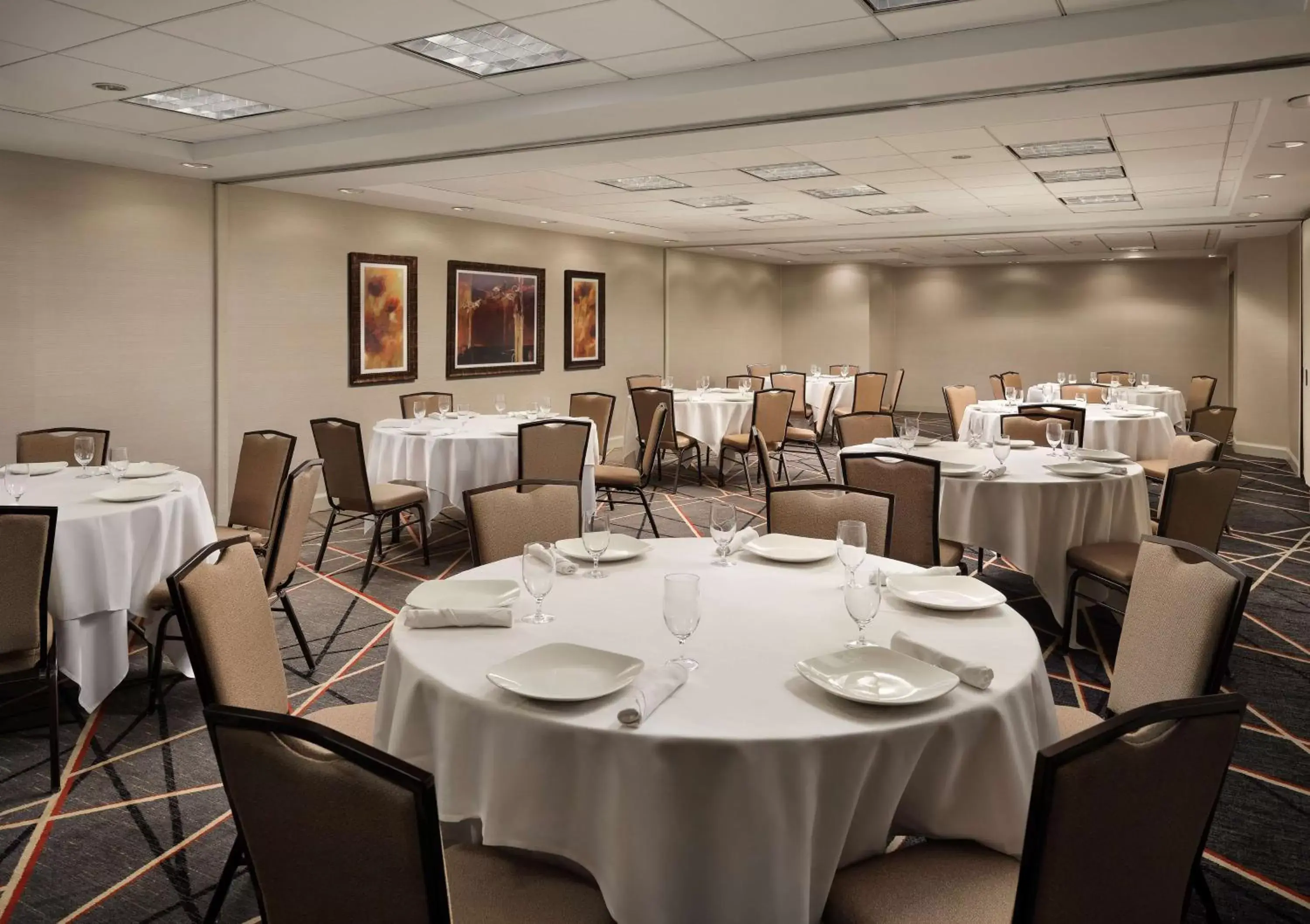 Meeting/conference room, Restaurant/Places to Eat in Hilton Arlington