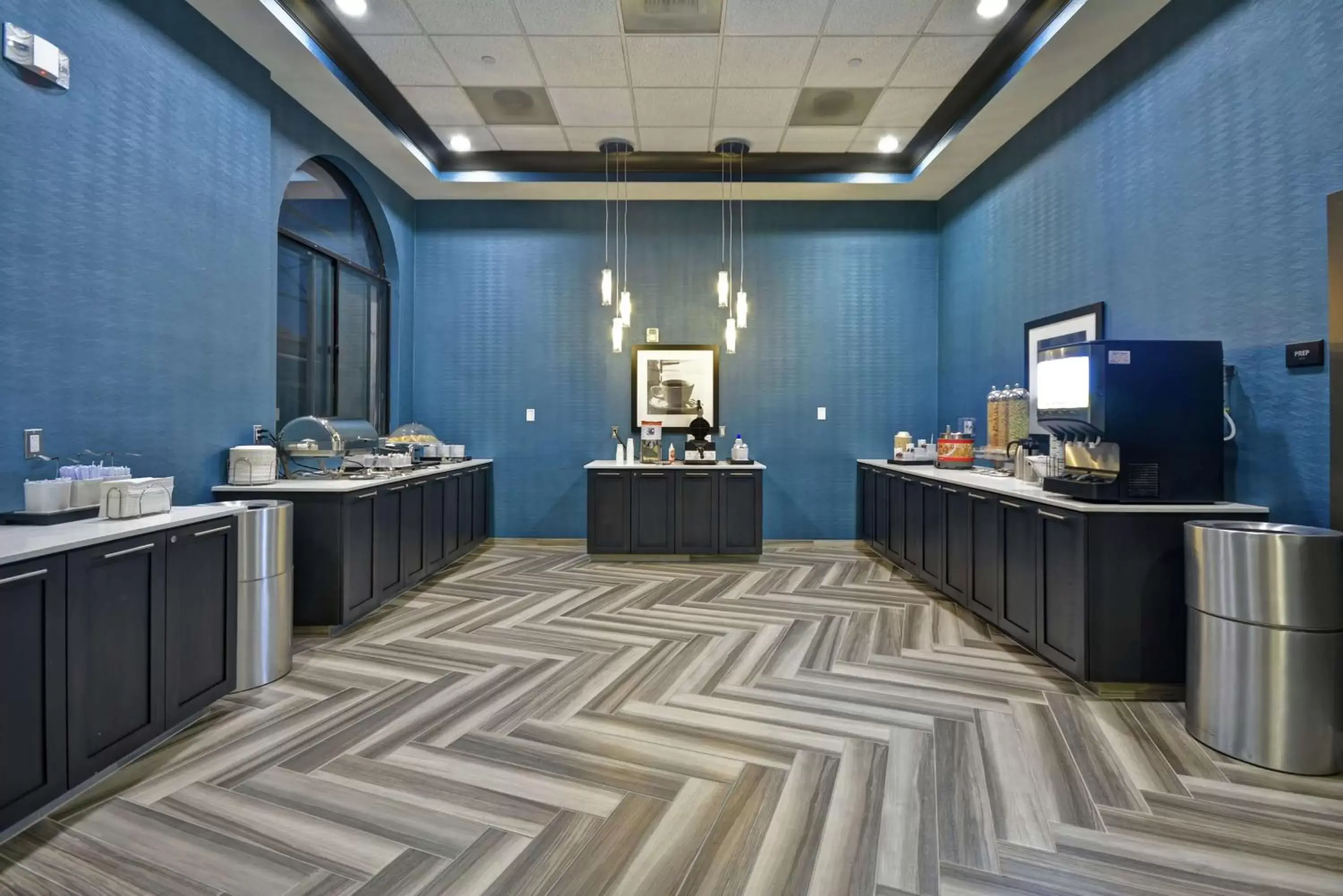 Dining area in Hampton Inn & Suites Los Angeles Burbank Airport