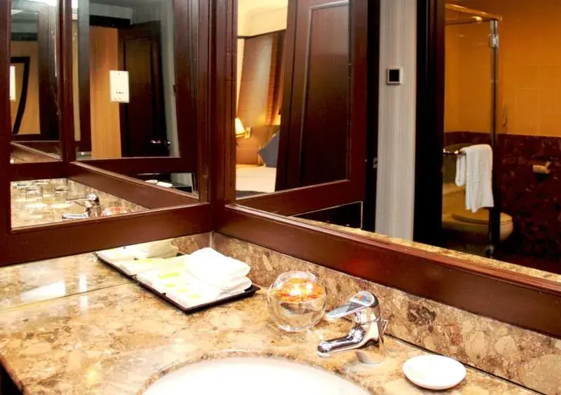 Bathroom in Mardhiyyah Hotel and Suites