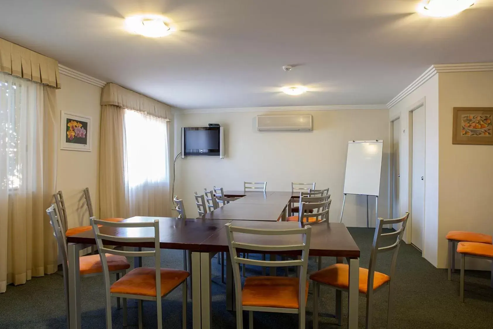 Meeting/conference room, Dining Area in Mandarin Motel