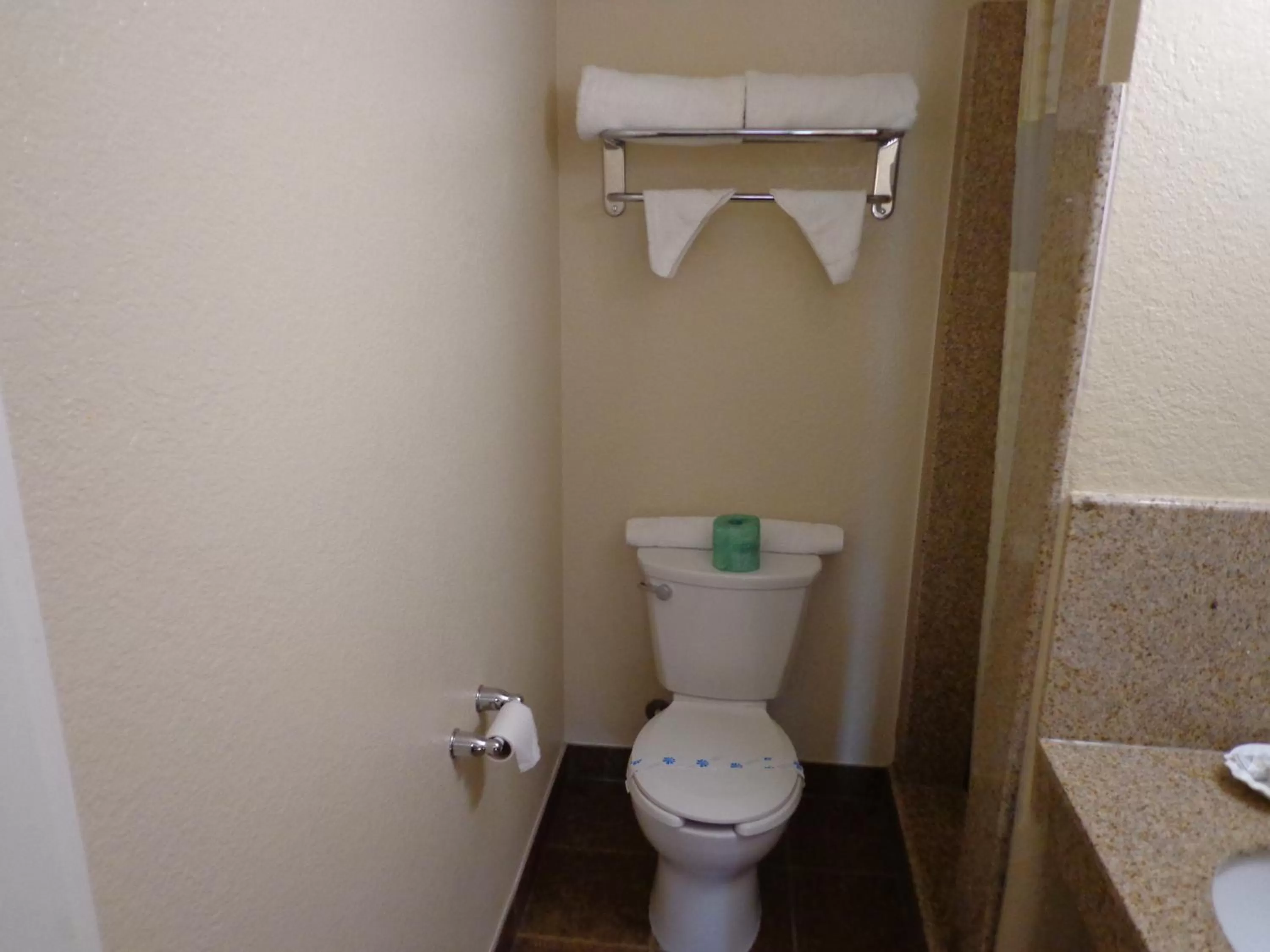 Bathroom in Economy Inn Express Warren