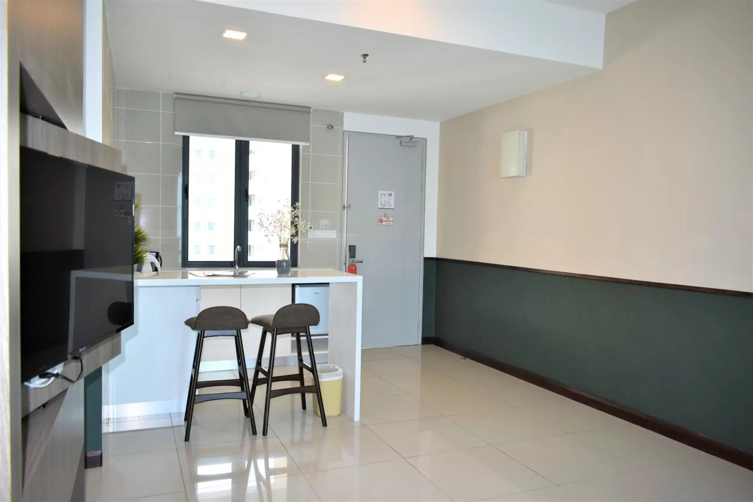 Kitchen/Kitchenette in D'Wharf Hotel & Serviced Residence