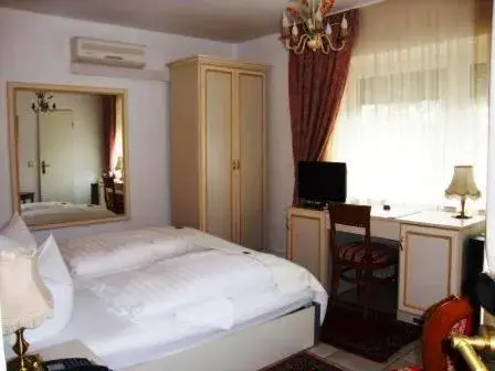 Photo of the whole room, Bed in Haus Mooren, Hotel Garni