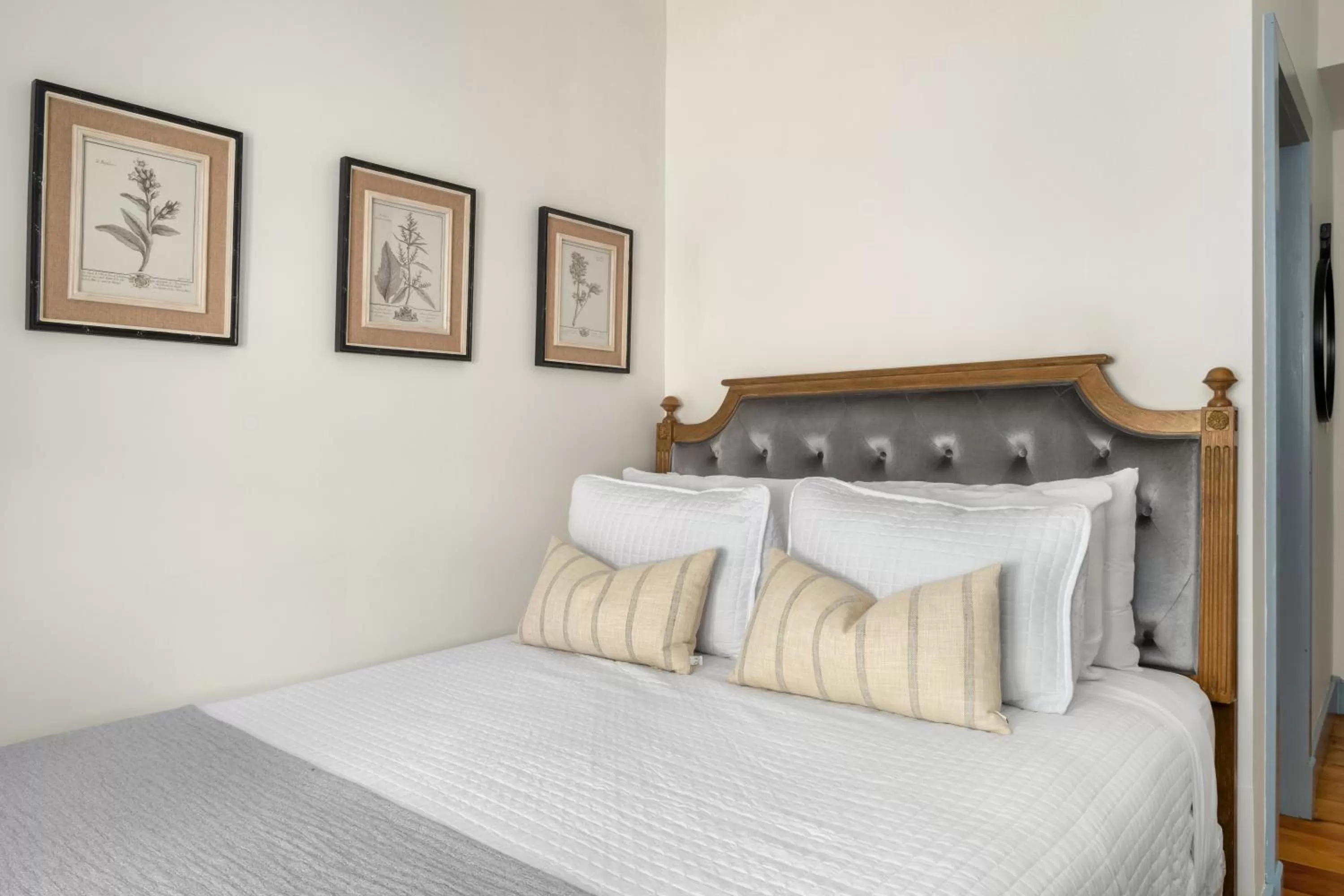 Bed in Inn at Silver Maple Farm