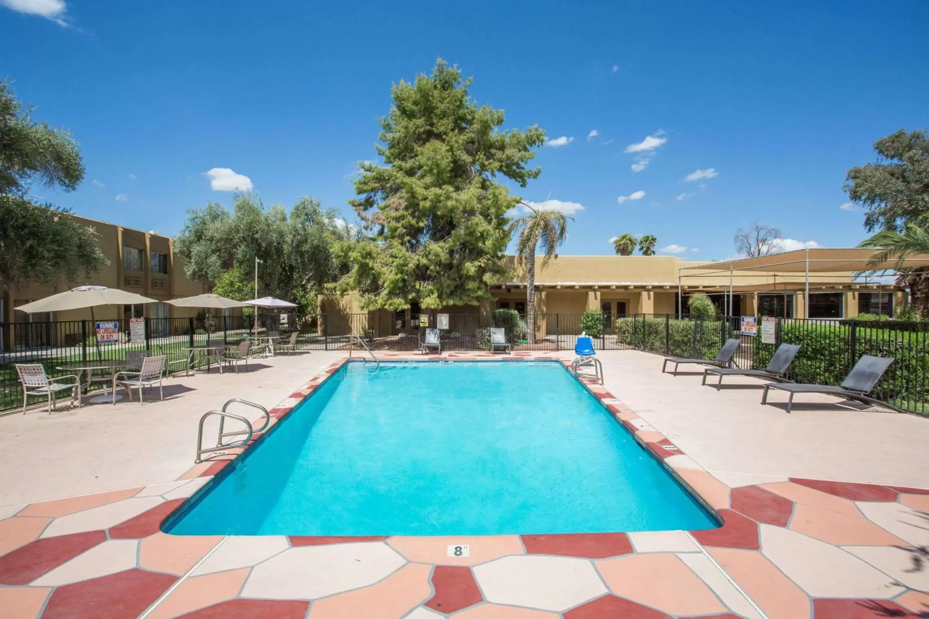 Activities, Swimming Pool in Days Hotel by Wyndham Peoria Glendale Area
