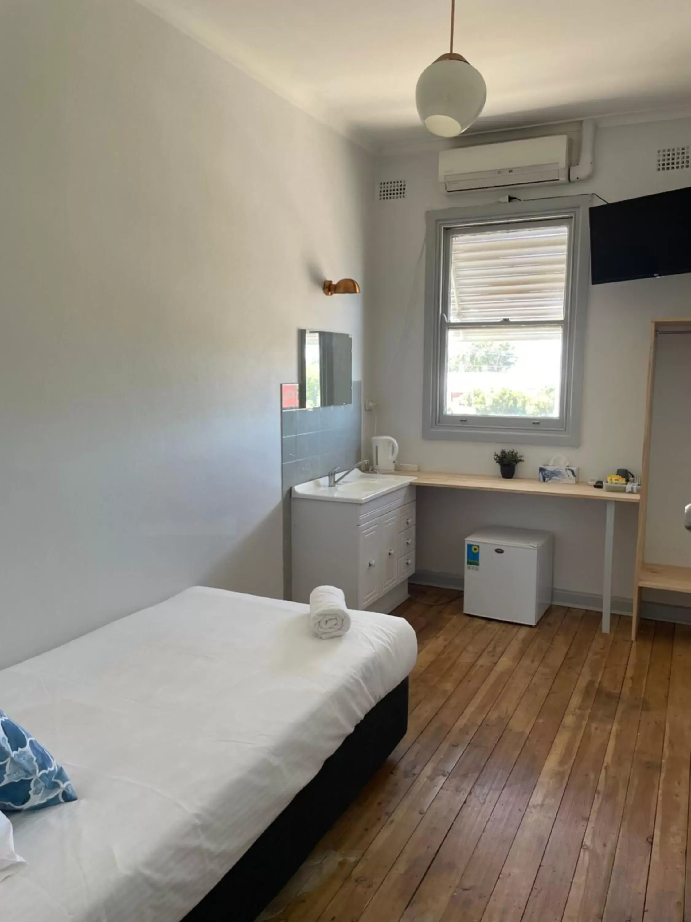 Budget Single Room with Shared Bathroom - single occupancy in Parkes Hotel Budget Single Room with Shared Bathroom - single occupancy in Parkes Hotel
