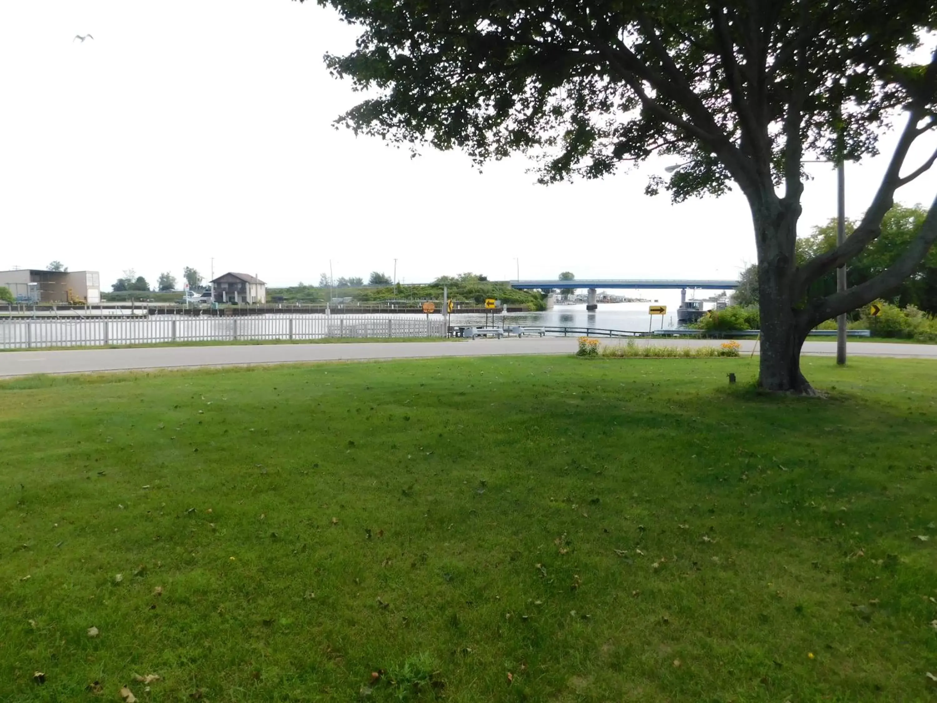 Area and facilities, Garden in AmericInn by Wyndham Oscoda Near AuSable River