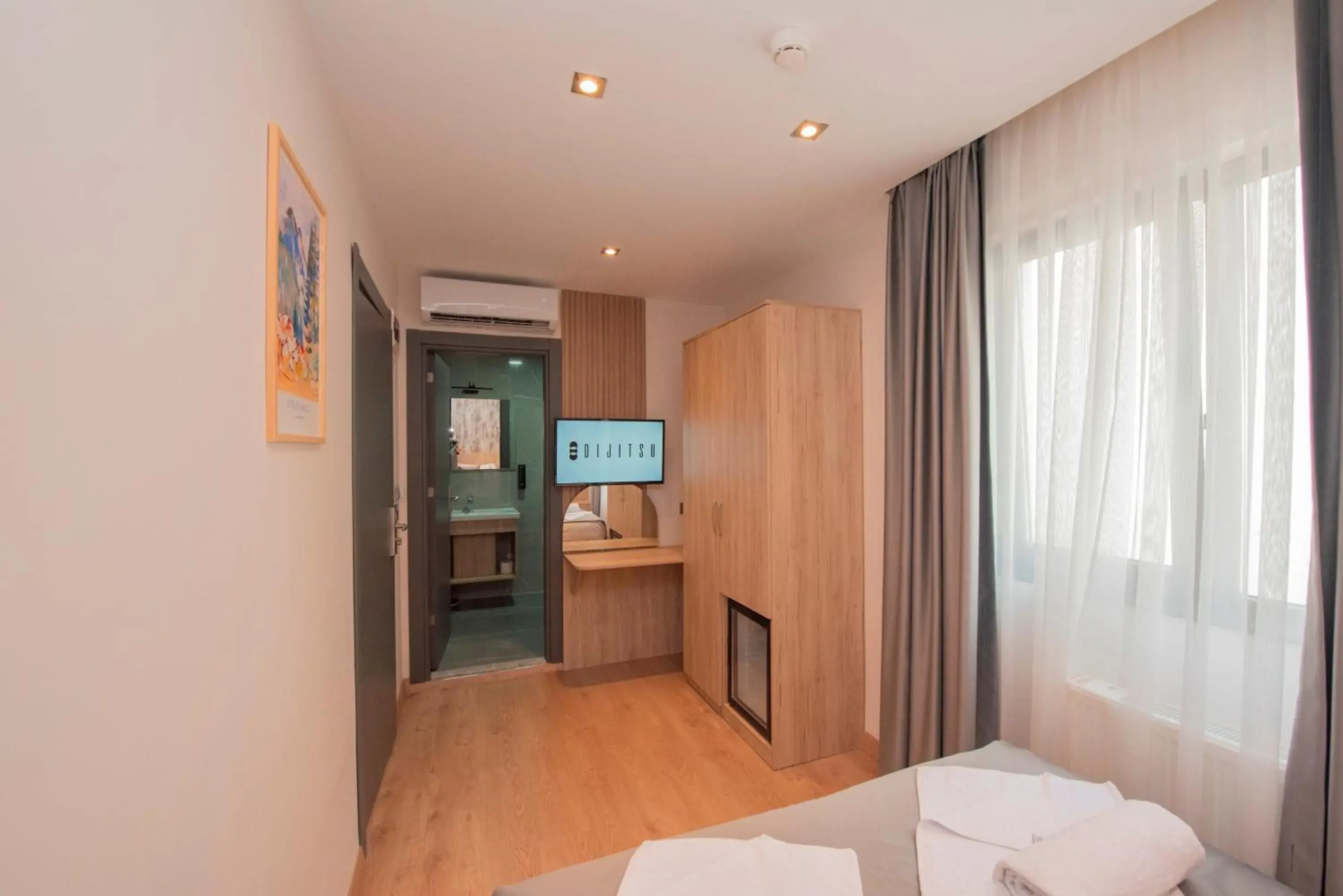 Bed, TV/Entertainment Center in Mahya Hotel