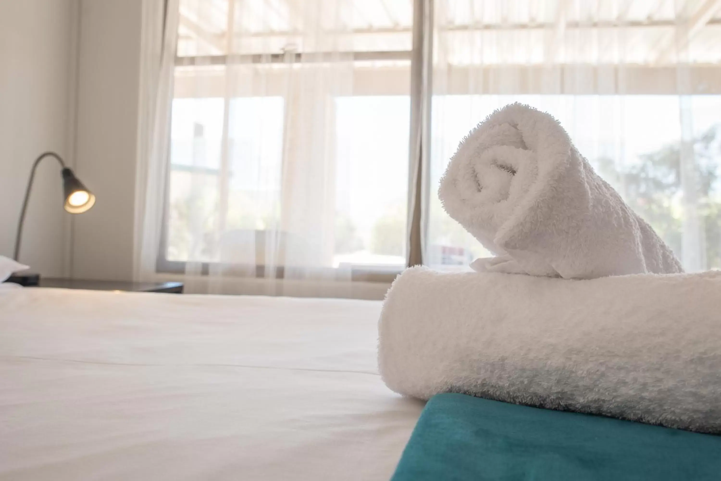 towels, Bed in Jurien Bay Hotel Motel